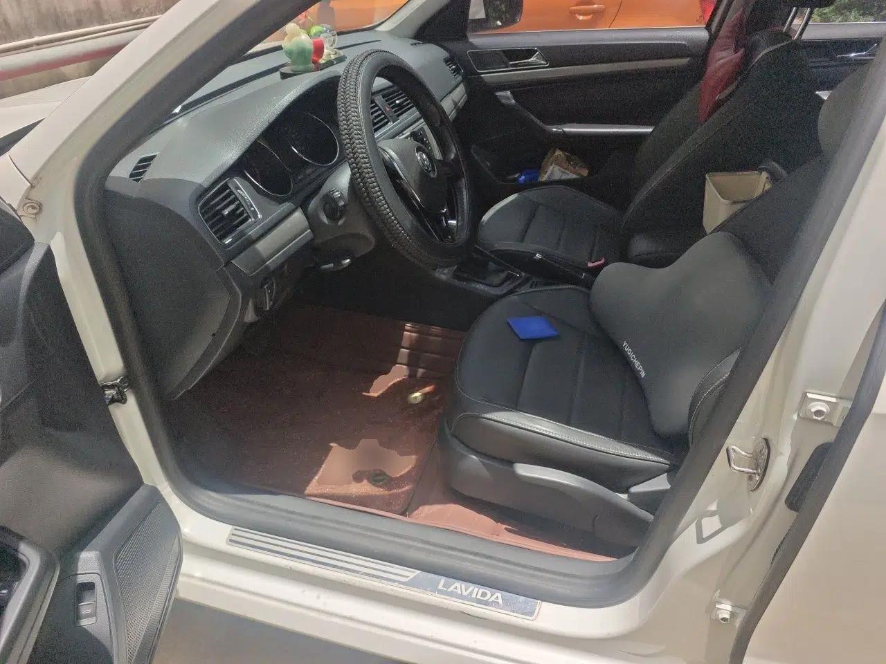 Volkswagen Lavida 2015 1.6L Automatic Comfort Edition — миниатюра 16