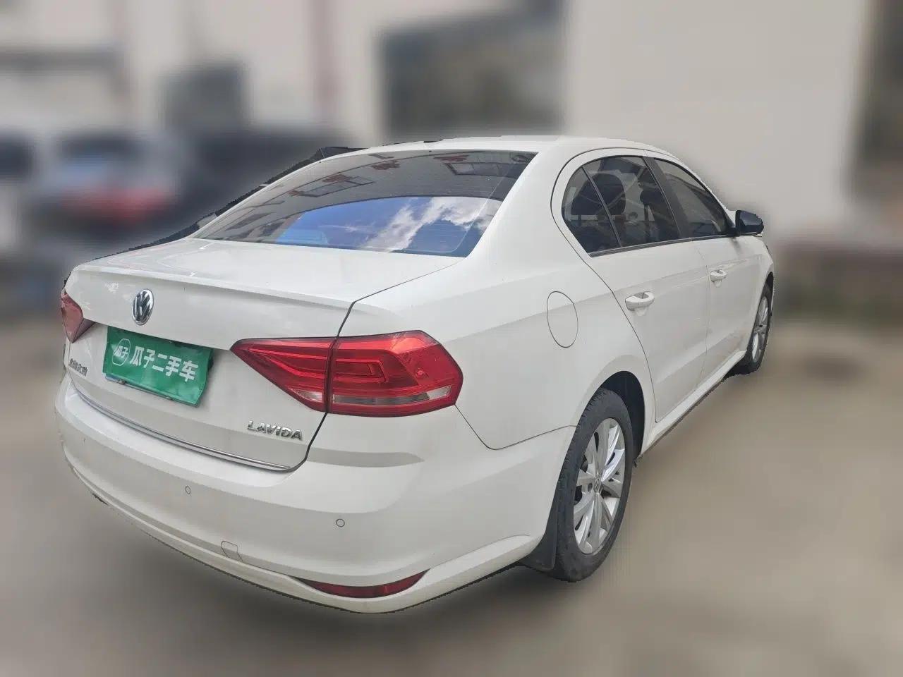 Volkswagen Lavida 2015 1.6L Automatic Comfort Edition — миниатюра 6