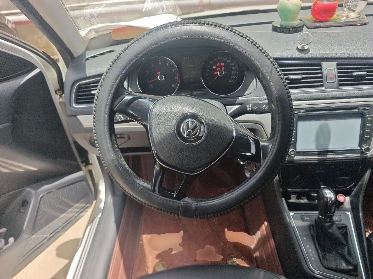 Volkswagen Lavida 2015 1.6L Automatic Comfort Edition — миниатюра 10