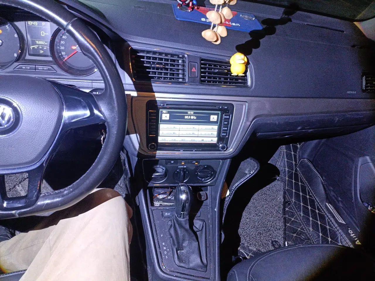 Volkswagen Lavida 2015 1.6L Automatic Comfort Edition — миниатюра 13