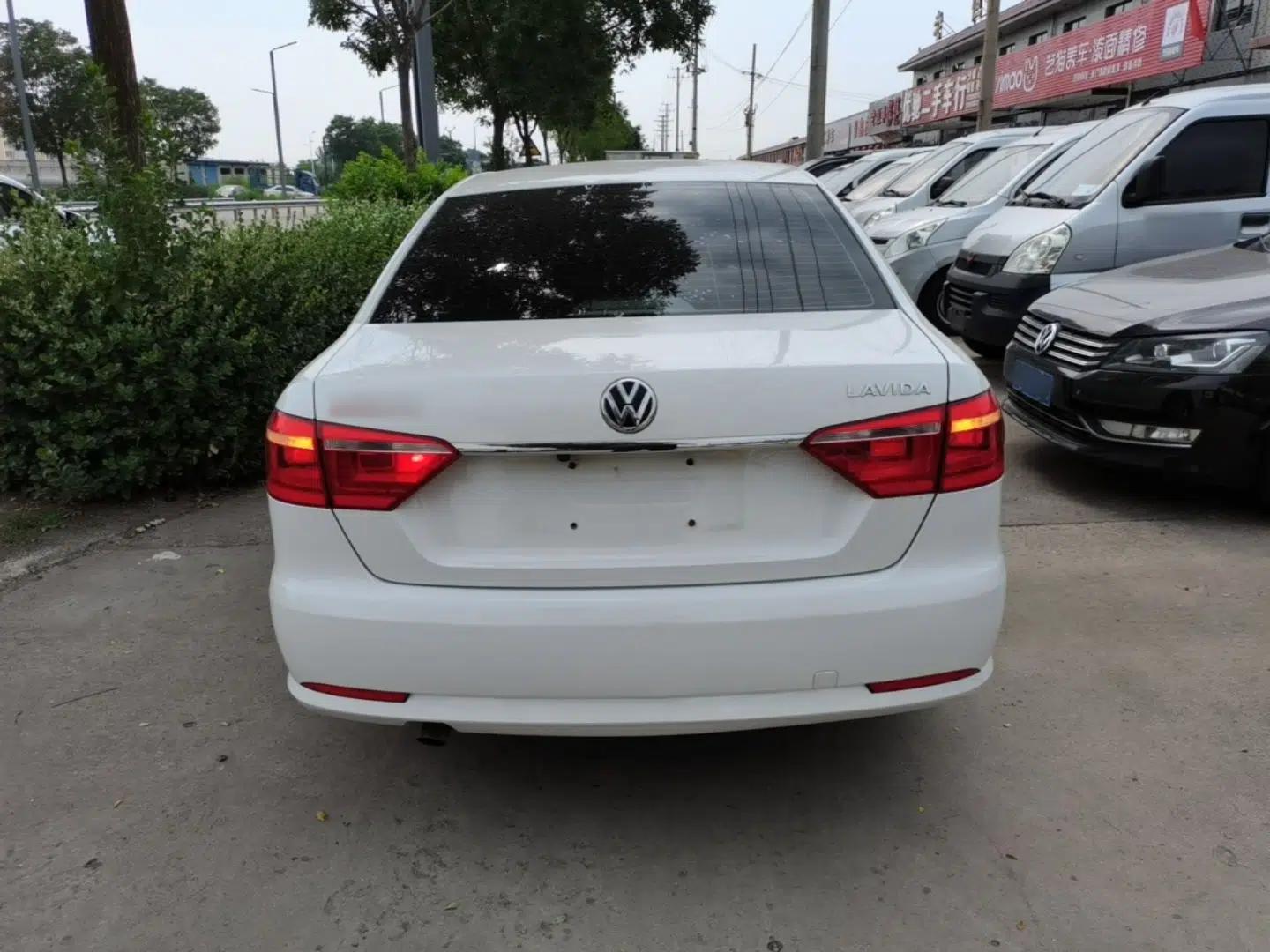 Volkswagen Lavida 2015 1.6L Automatic Fashion Edition — миниатюра 5