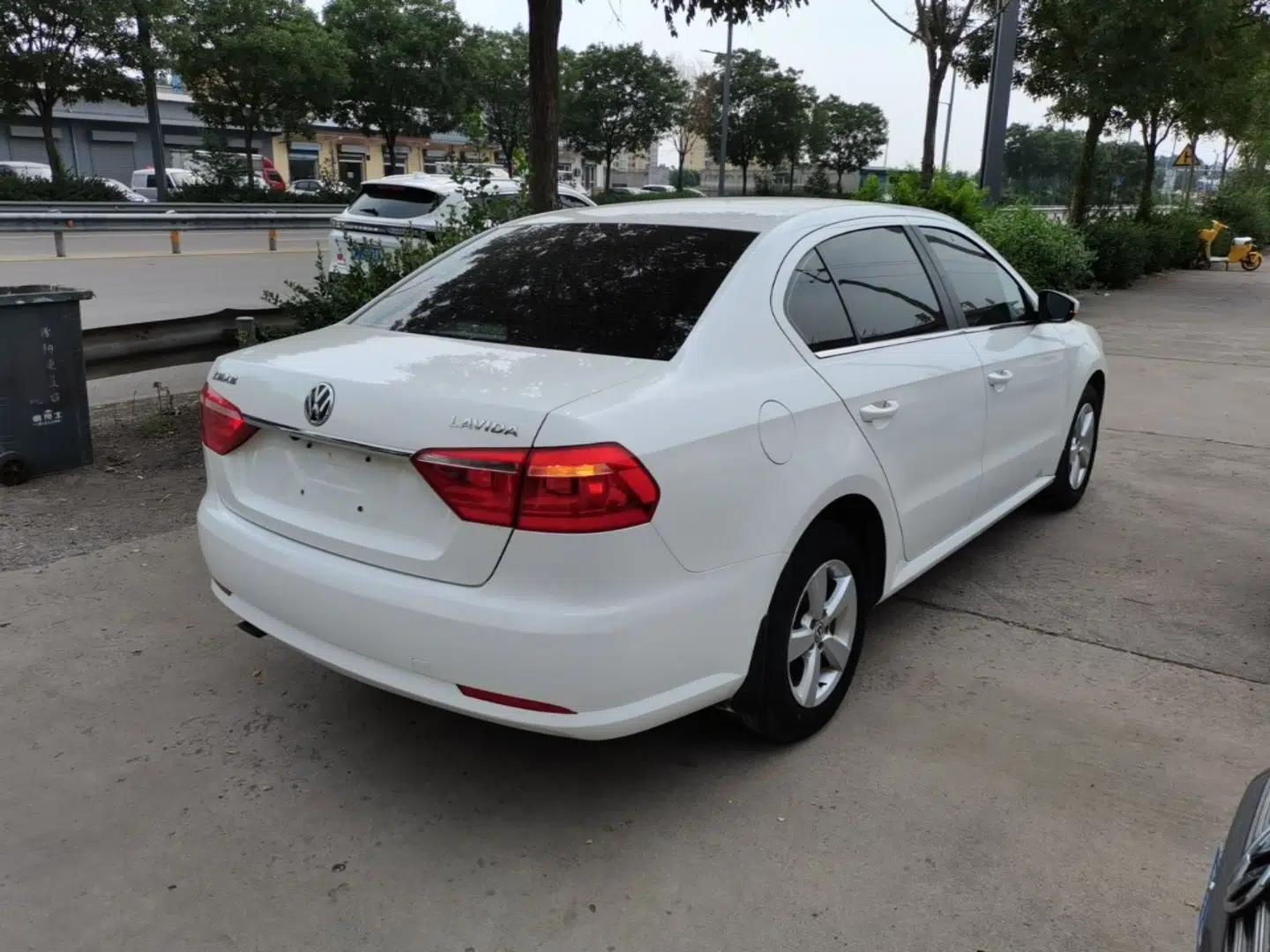Volkswagen Lavida 2015 1.6L Automatic Fashion Edition — миниатюра 6