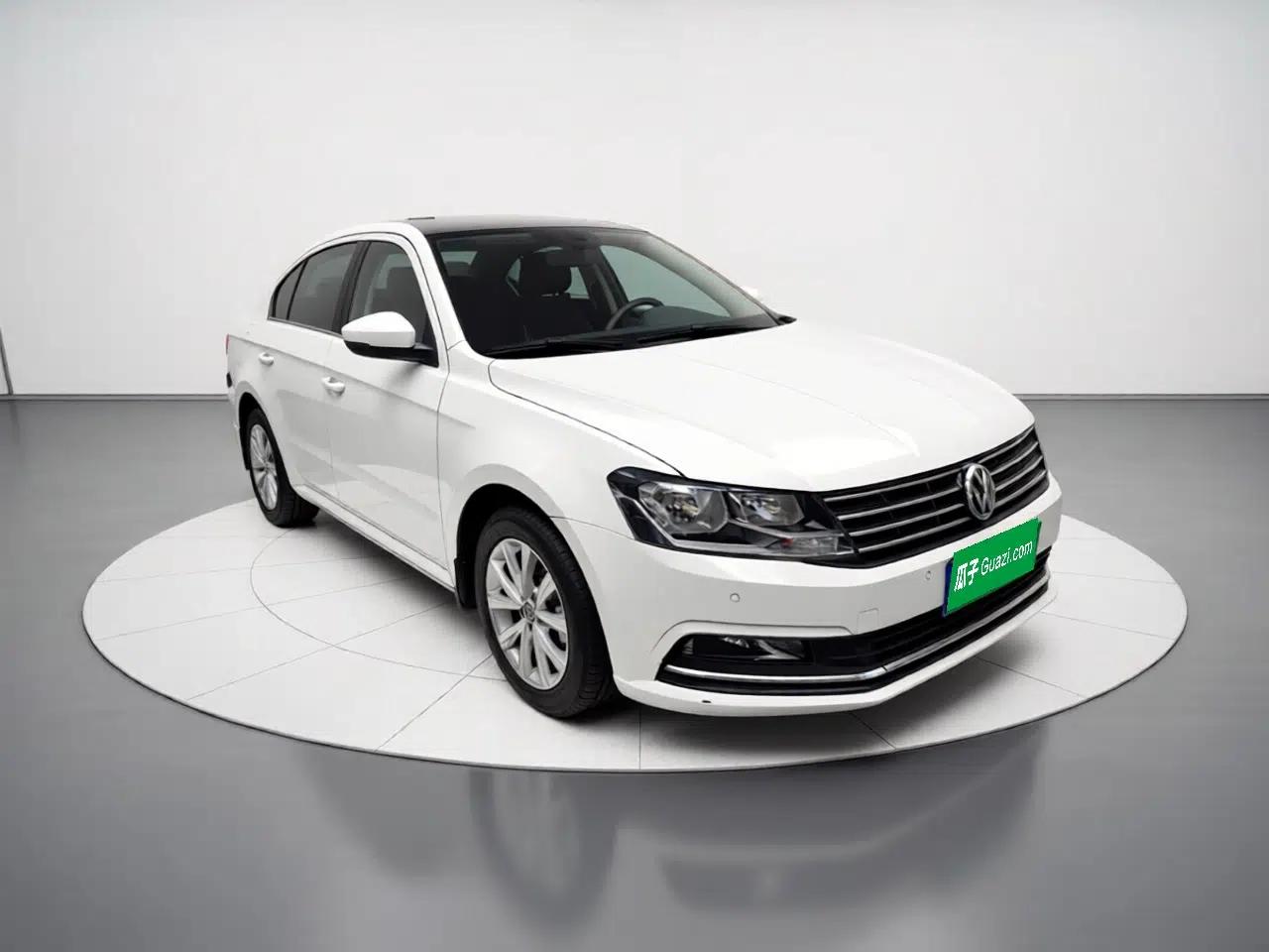 Volkswagen Lavida 2015 1.6L Automatic Comfort Edition — миниатюра 3