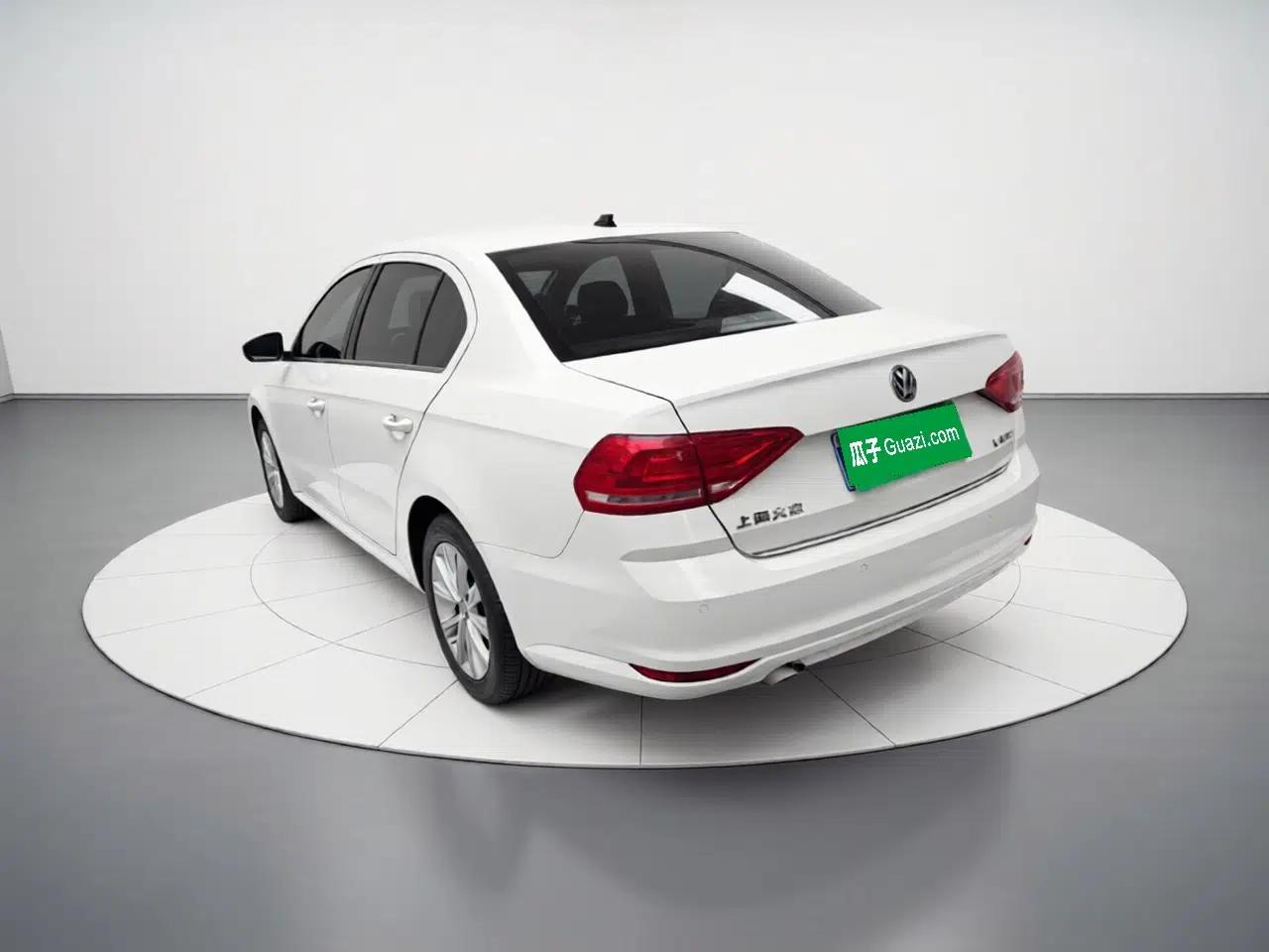Volkswagen Lavida 2015 1.6L Automatic Comfort Edition — миниатюра 4