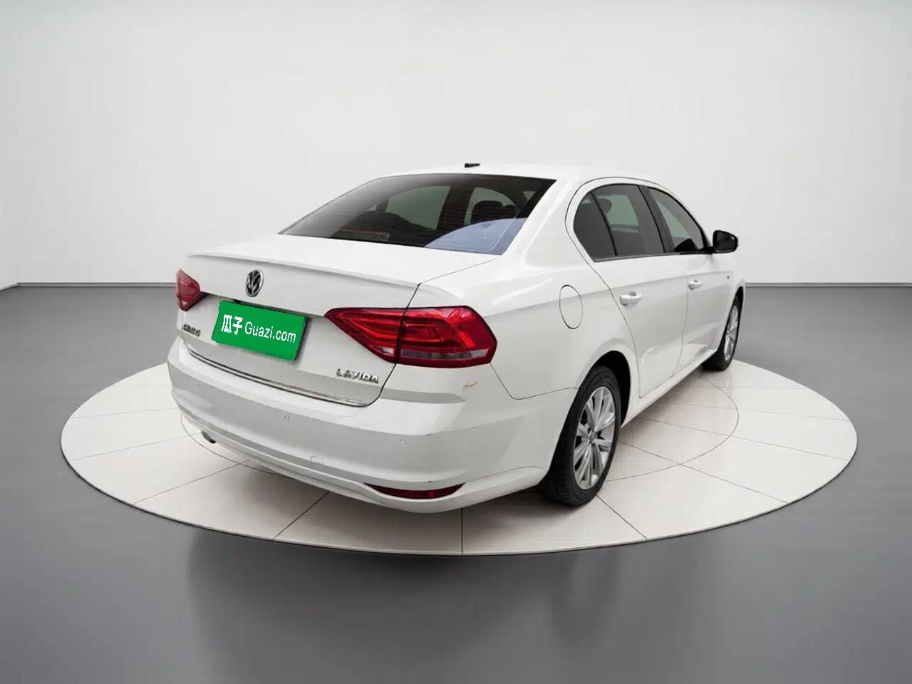 Volkswagen Lavida 2015 1.6L Automatic Comfort Edition — миниатюра 6