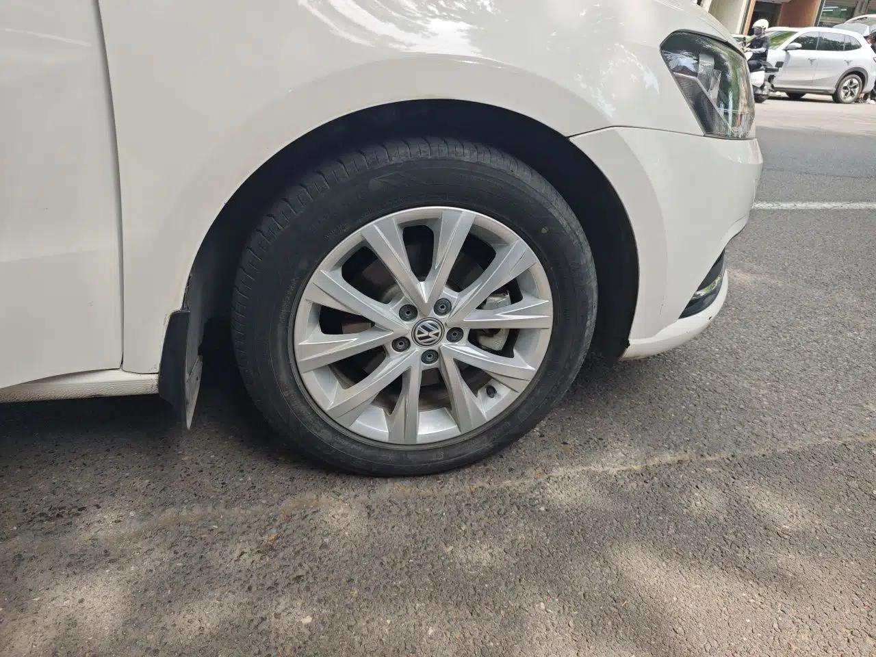Volkswagen Lavida 2015 1.6L Automatic Comfort Edition — миниатюра 8
