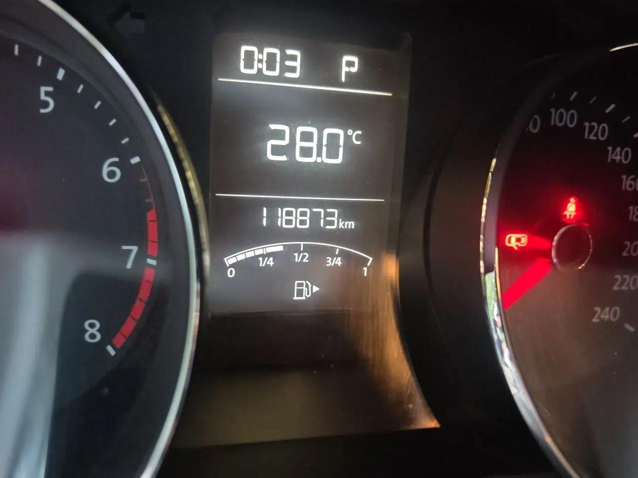 Volkswagen Lavida 2015 1.6L Automatic Comfort Edition — миниатюра 11