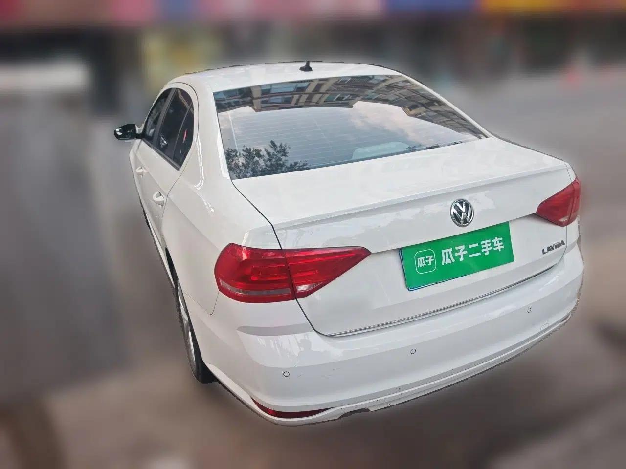 Volkswagen Lavida 2015 1.6L Automatic Comfort Edition — миниатюра 4