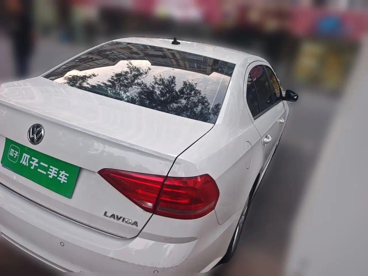 Volkswagen Lavida 2015 1.6L Automatic Comfort Edition — миниатюра 6