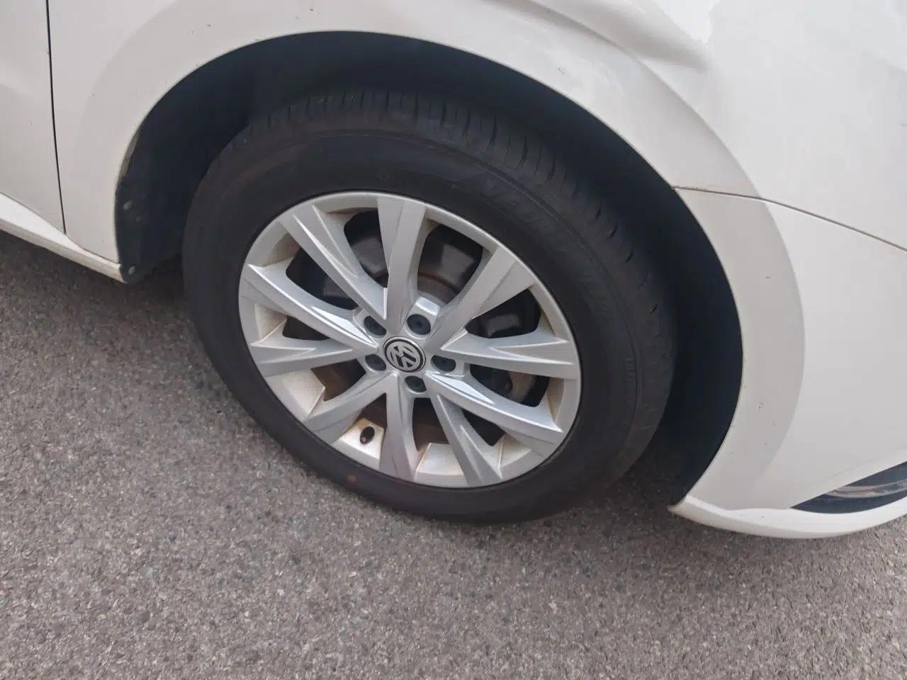 Volkswagen Lavida 2015 1.6L Automatic Comfort Edition — миниатюра 8