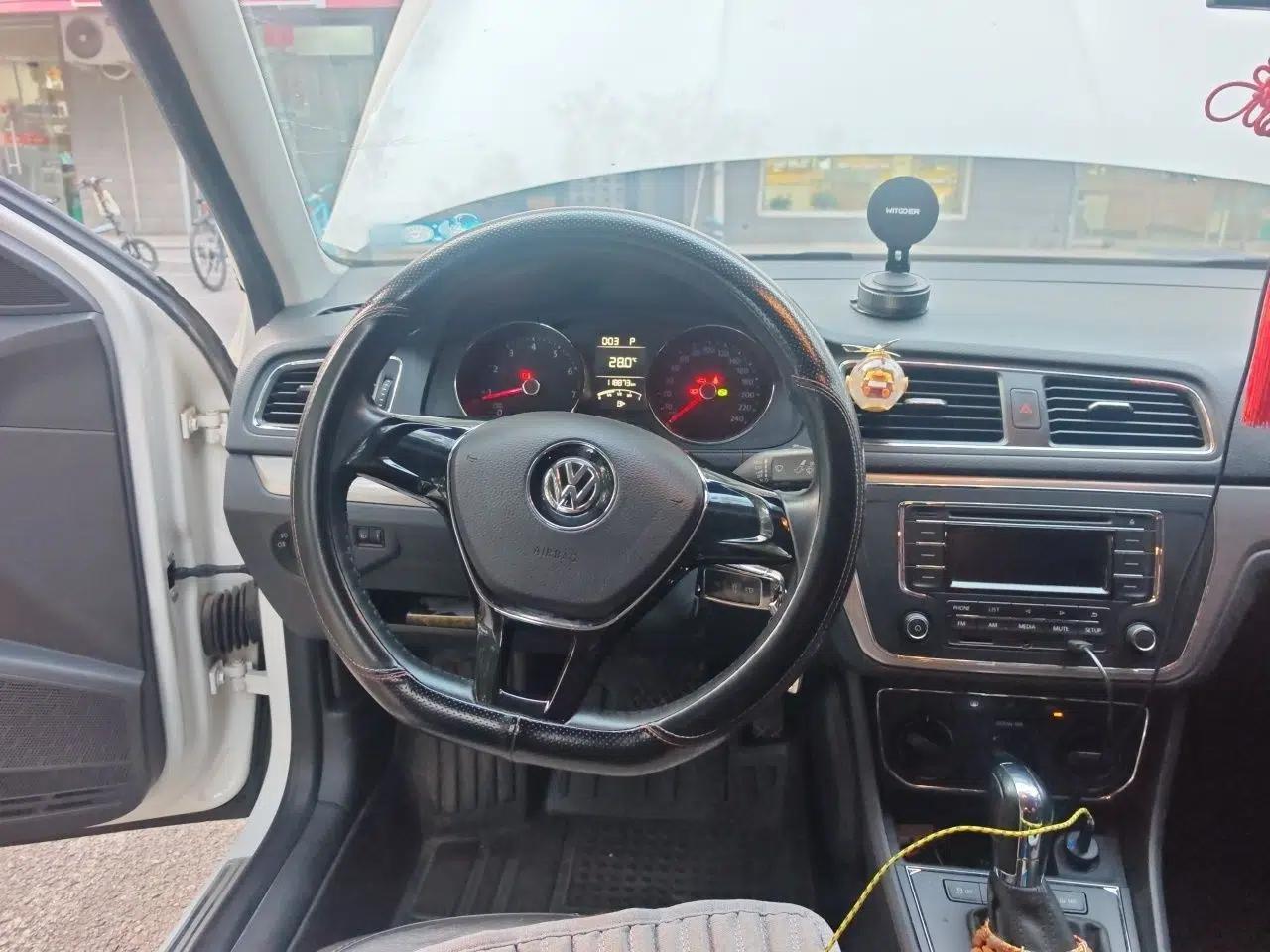 Volkswagen Lavida 2015 1.6L Automatic Comfort Edition — миниатюра 9
