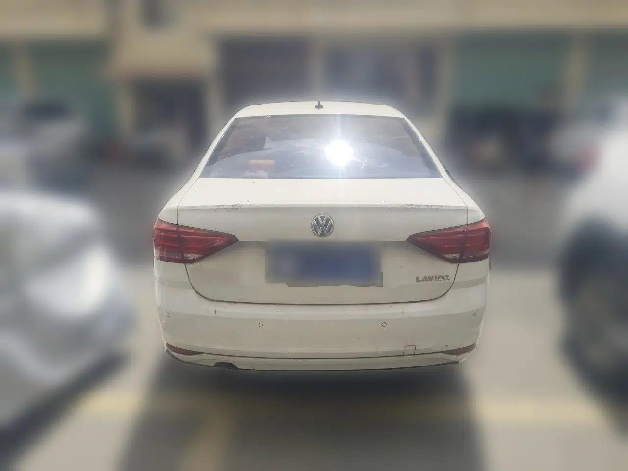 Volkswagen Lavida 2015 1.6L Automatic Fashion Edition — миниатюра 5
