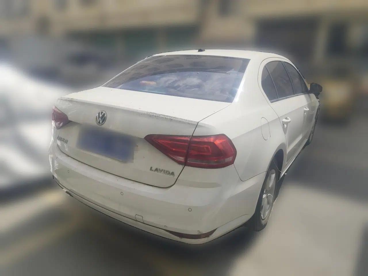 Volkswagen Lavida 2015 1.6L Automatic Fashion Edition — миниатюра 6