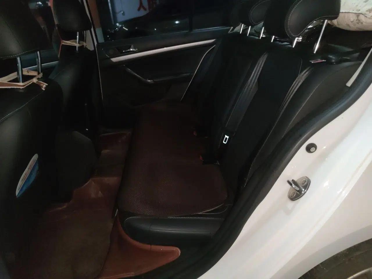 Volkswagen Lavida 2017 1.6L Automatic Comfort Edition — миниатюра 17