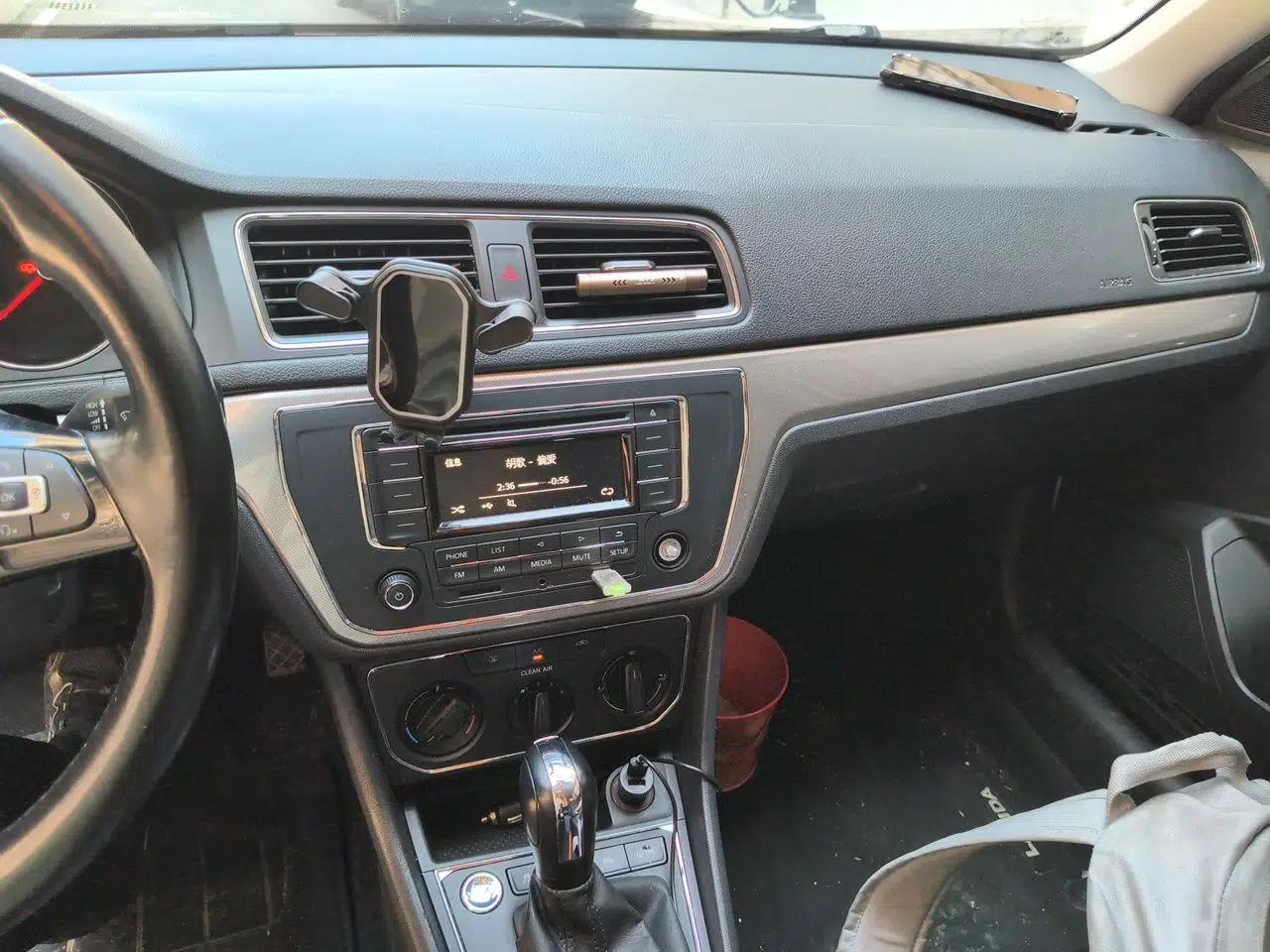 Volkswagen Lavida 2017 1.6L Automatic Comfort Edition — миниатюра 13