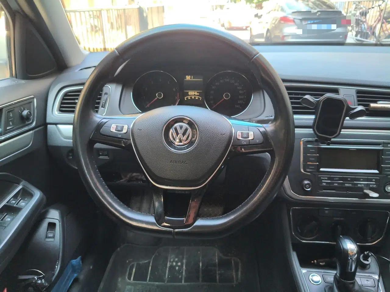 Volkswagen Lavida 2017 1.6L Automatic Comfort Edition — миниатюра 10