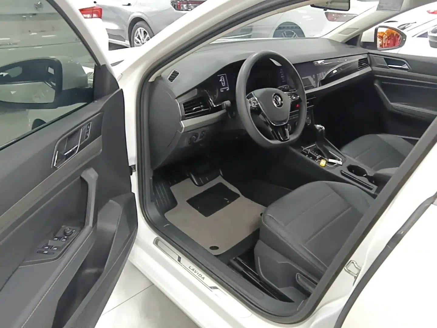 Volkswagen Lavida 2021 1.5L Automatic Comfort Edition — миниатюра 18
