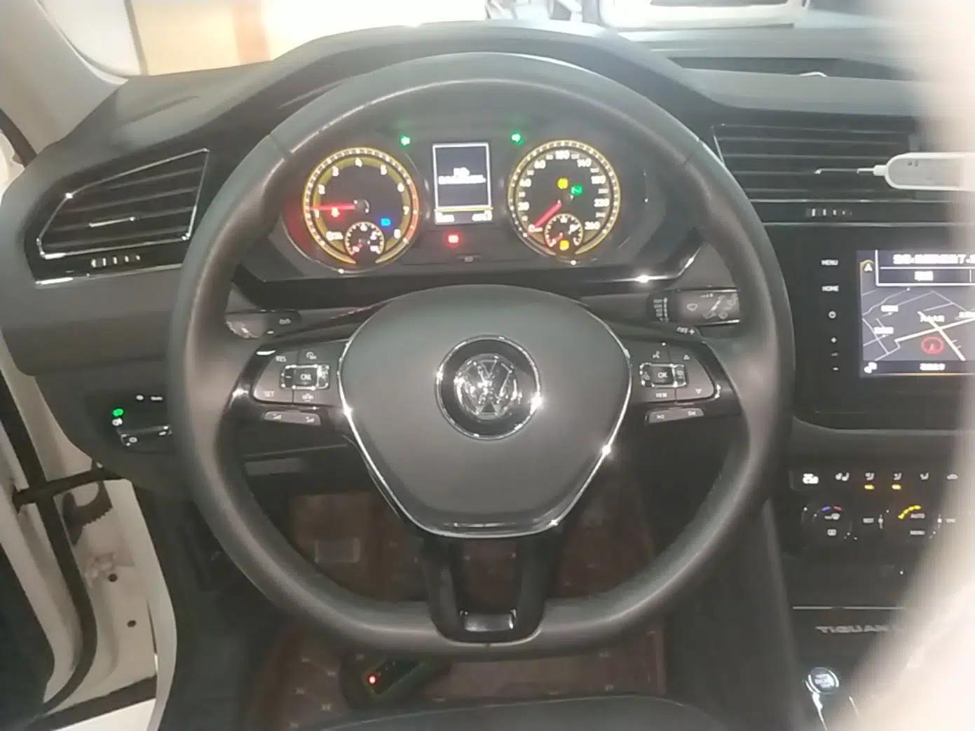 Volkswagen Tiguan L 2020 330TSI Automatic Two-Wheel Drive Smart Luxury Edition China VI Standard — миниатюра 13