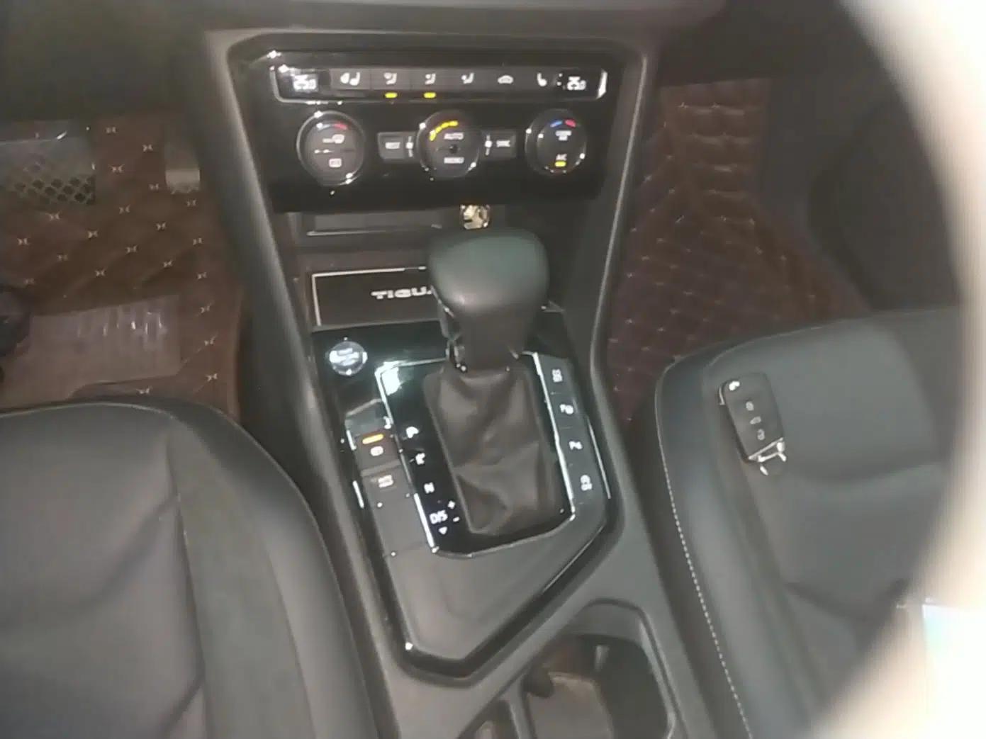 Volkswagen Tiguan L 2020 330TSI Automatic Two-Wheel Drive Smart Luxury Edition China VI Standard — миниатюра 16