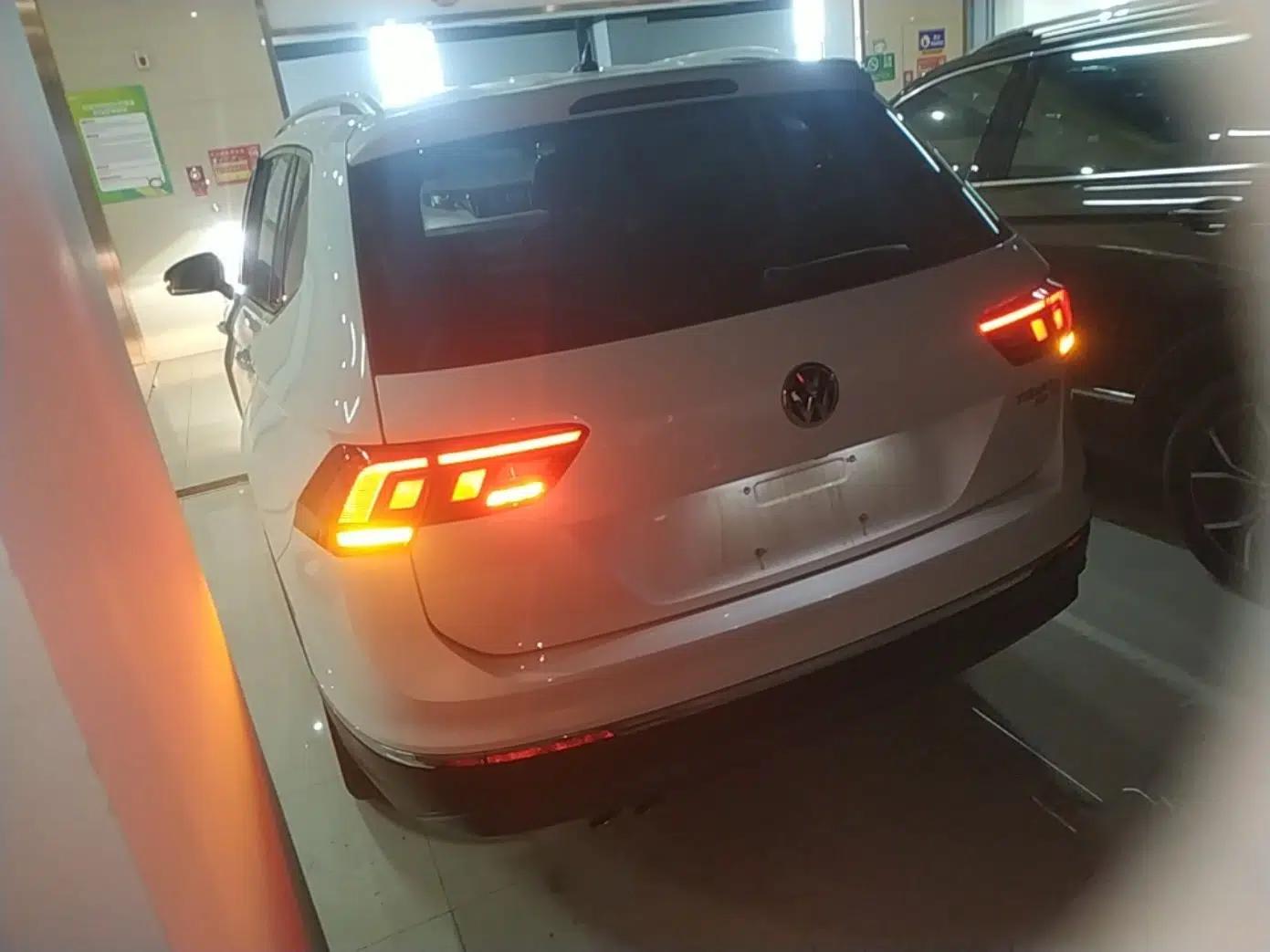 Volkswagen Tiguan L 2020 330TSI Automatic Two-Wheel Drive Smart Luxury Edition China VI Standard — миниатюра 4