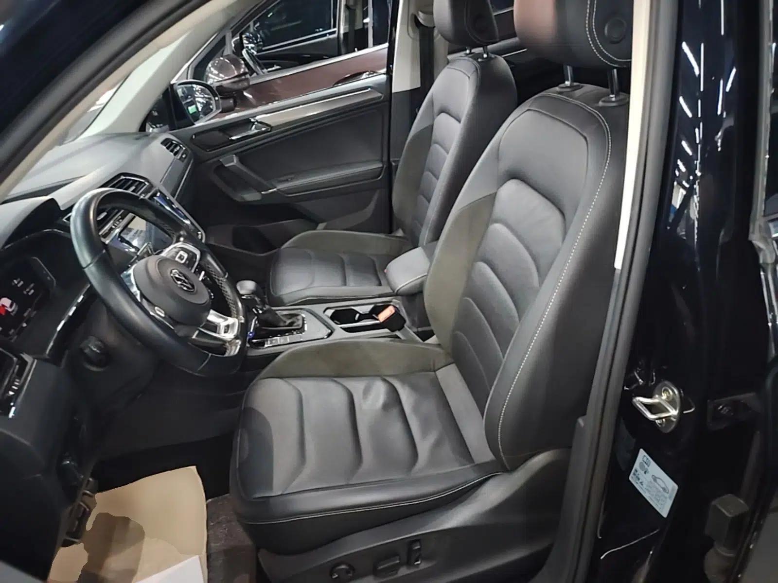 Volkswagen Tiguan L 2021 330TSI Automatic Two-Wheel Drive R-Line Enhanced Edition — миниатюра 22