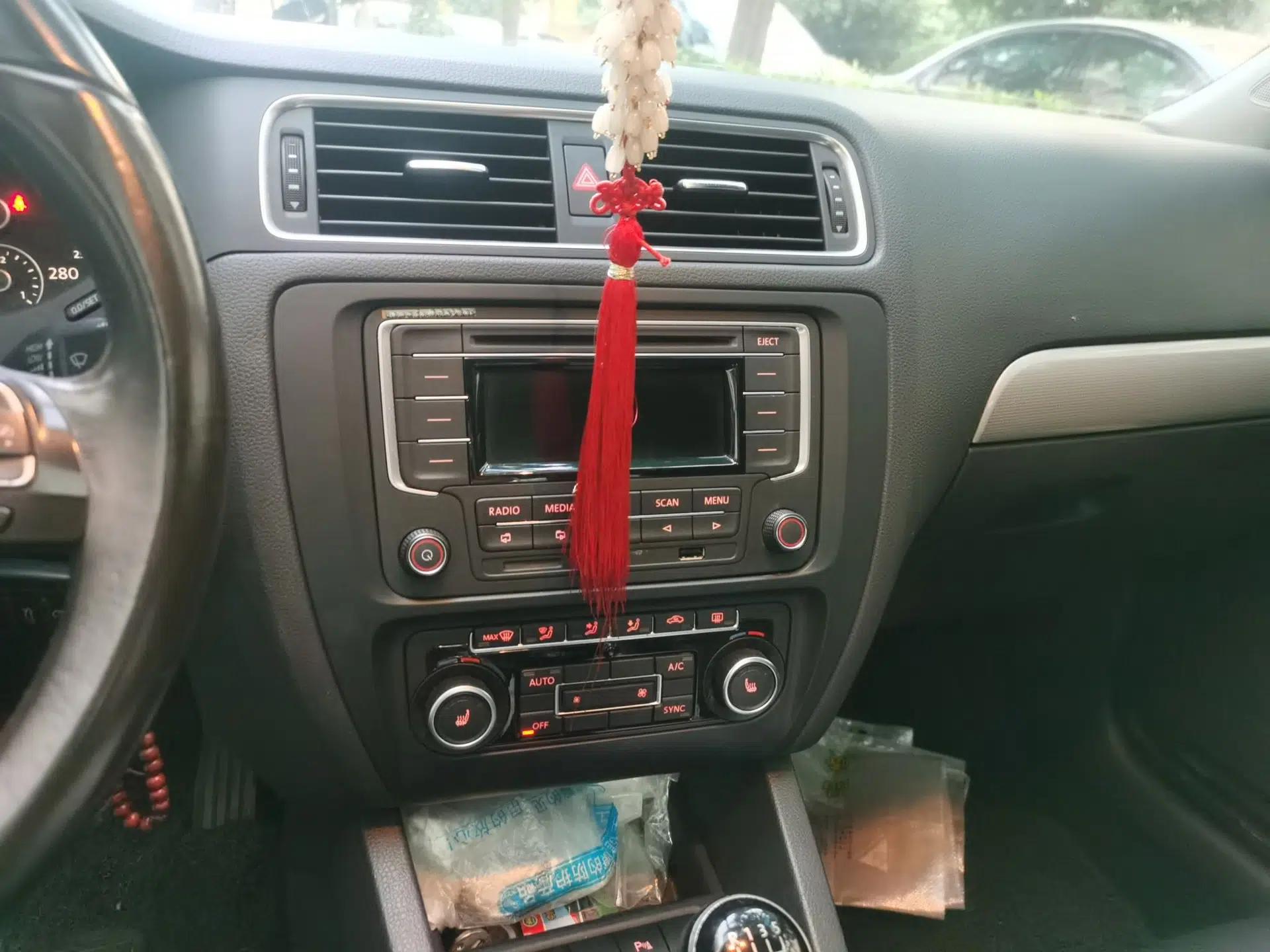 Volkswagen Sagitar 2012 1.4TSI Manual Luxury Model — миниатюра 13