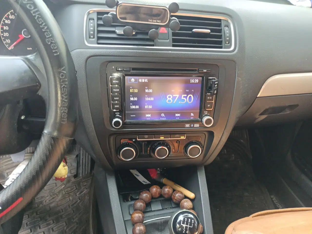 Volkswagen Sagitar 2014 1.6L Manual Comfort Model — миниатюра 13