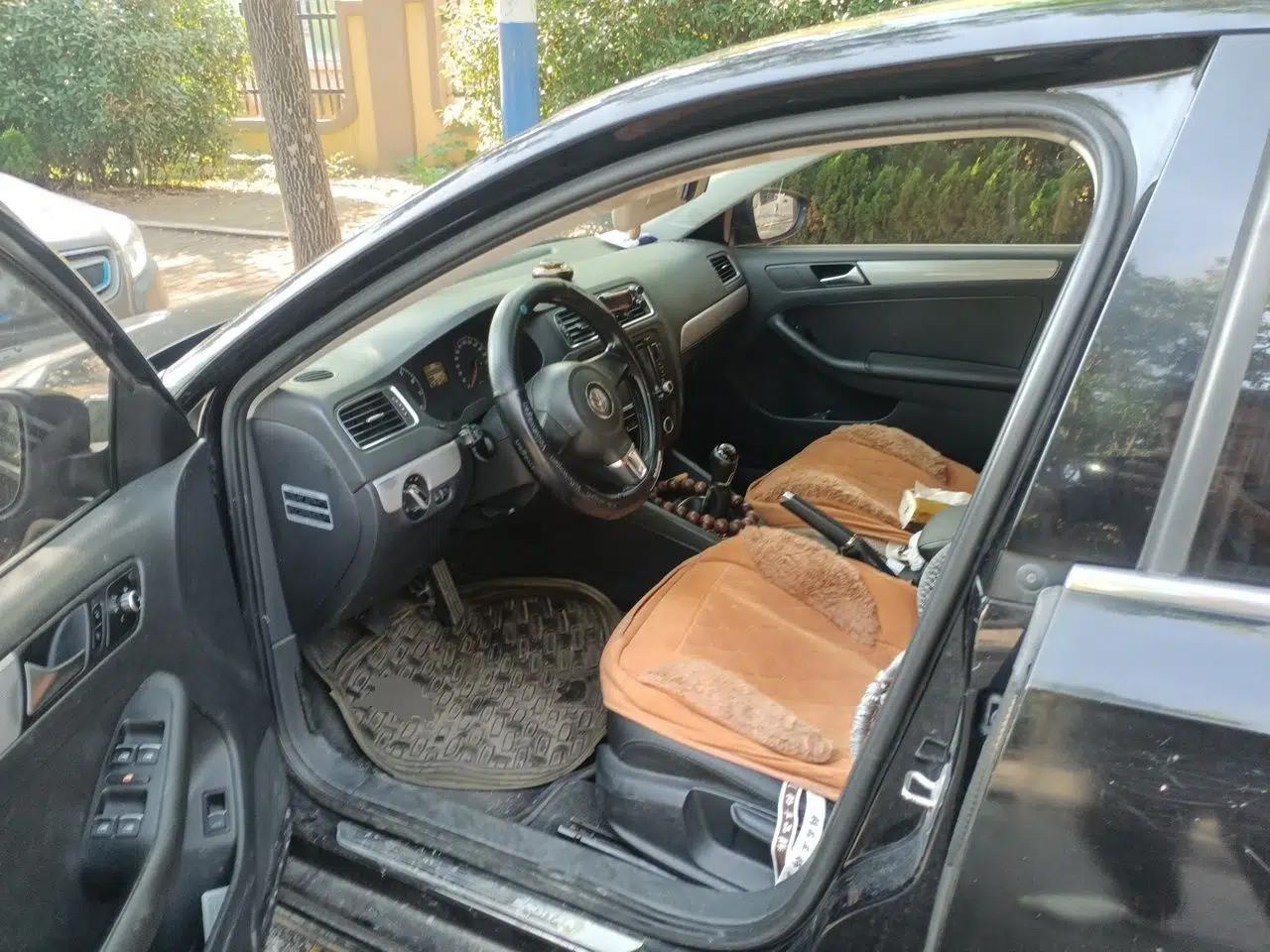 Volkswagen Sagitar 2014 1.6L Manual Comfort Model — миниатюра 15