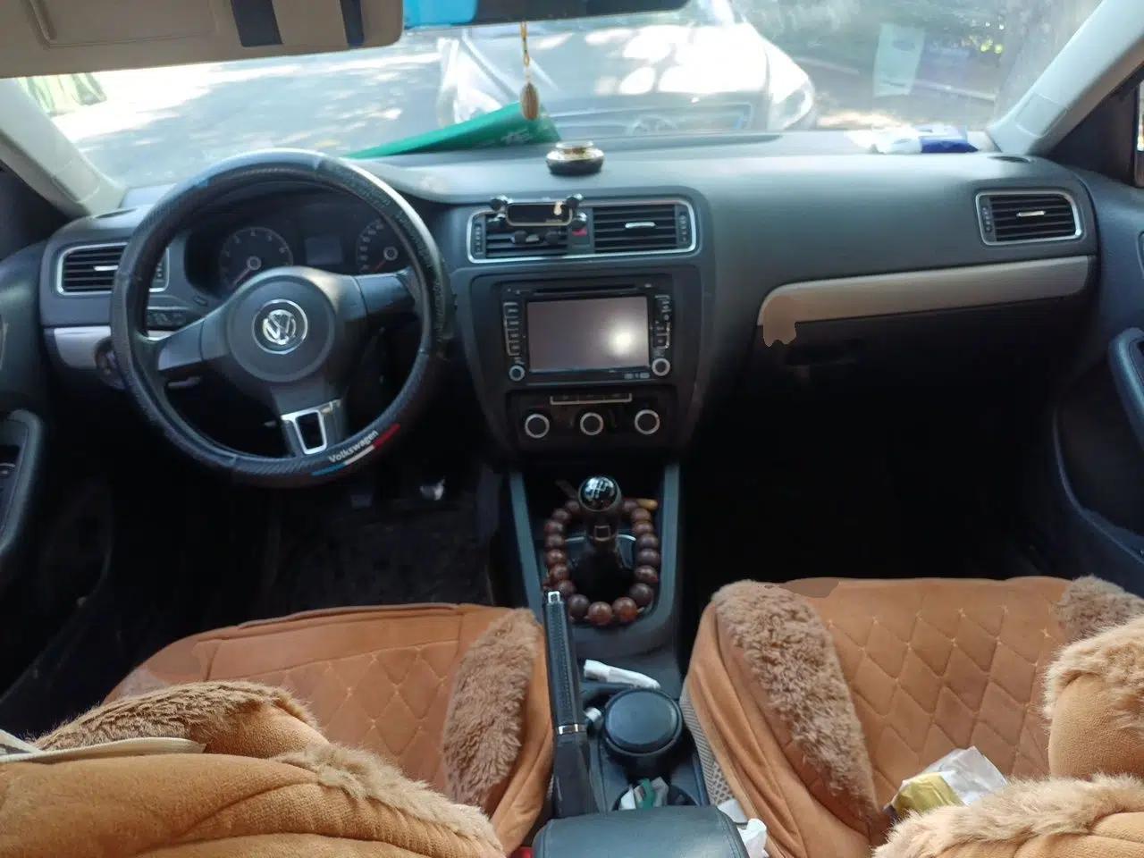 Volkswagen Sagitar 2014 1.6L Manual Comfort Model — миниатюра 9