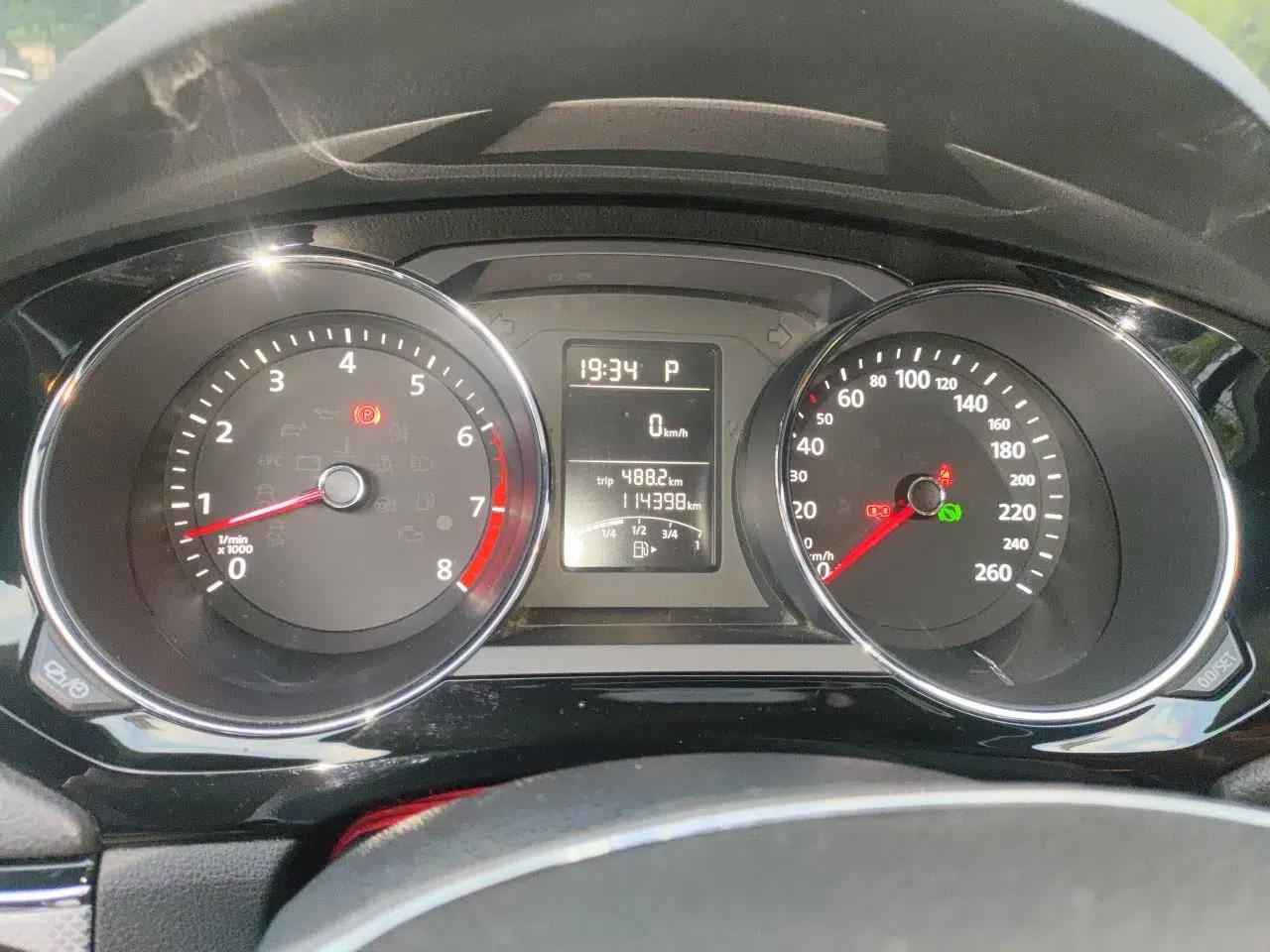 Volkswagen Sagitar 2017 1.6L Automatic Comfort Model — миниатюра 11