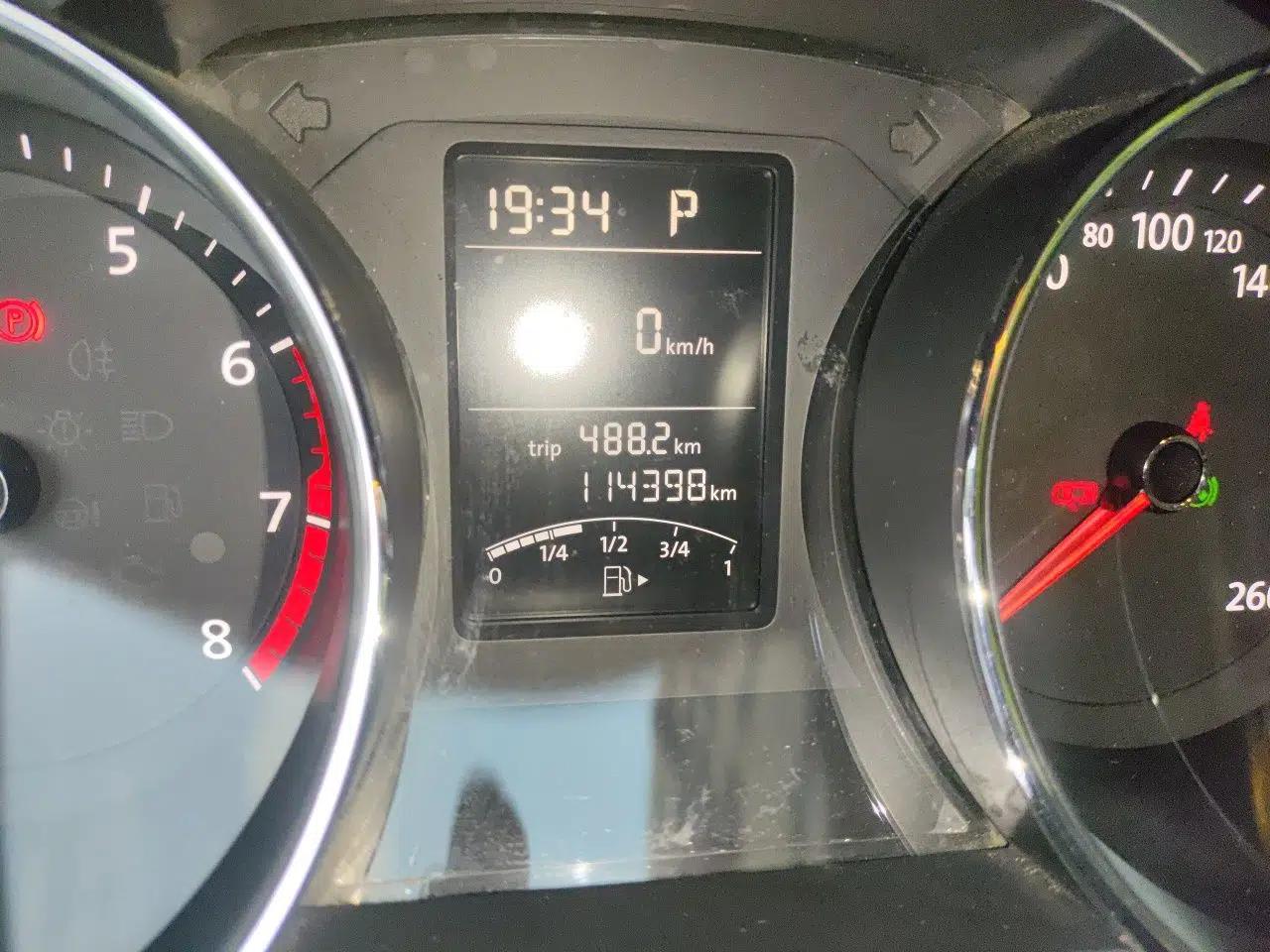 Volkswagen Sagitar 2017 1.6L Automatic Comfort Model — миниатюра 12