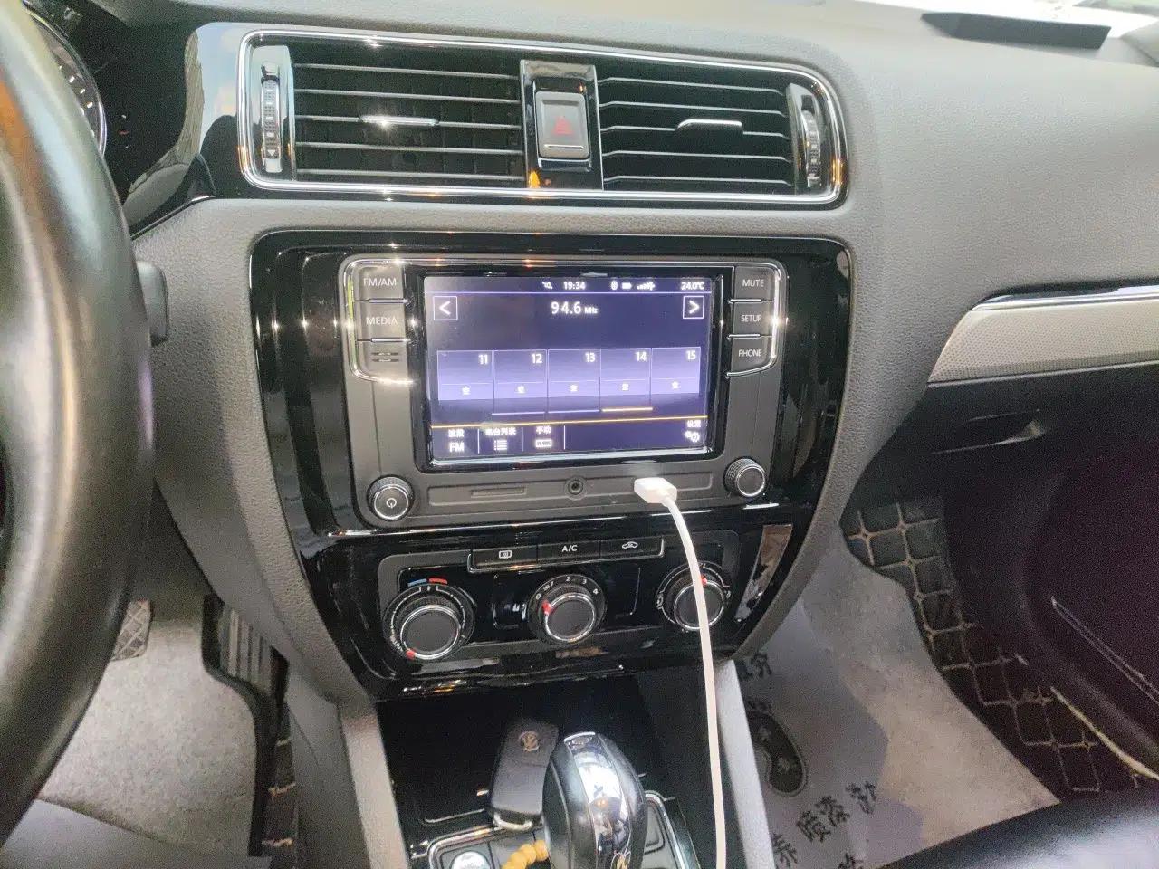 Volkswagen Sagitar 2017 1.6L Automatic Comfort Model — миниатюра 13