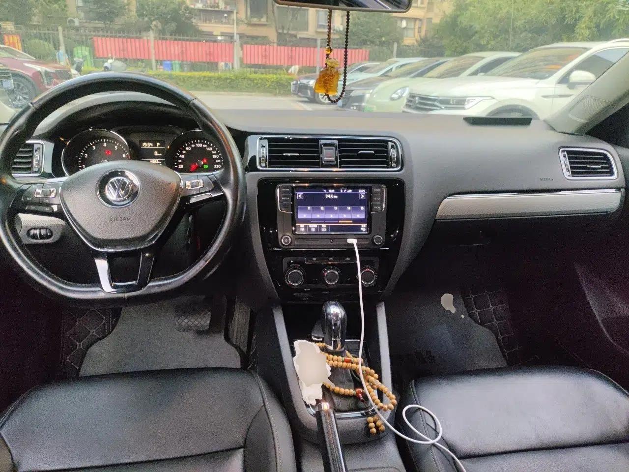 Volkswagen Sagitar 2017 1.6L Automatic Comfort Model — миниатюра 9