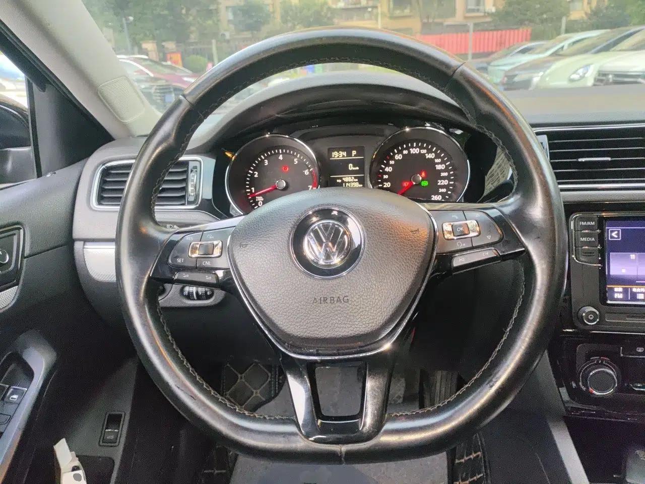Volkswagen Sagitar 2017 1.6L Automatic Comfort Model — миниатюра 10