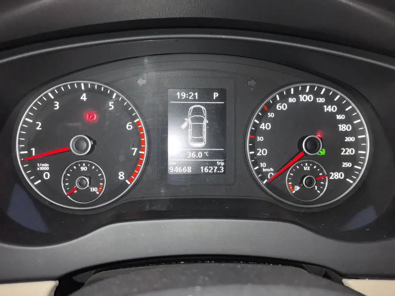 Volkswagen Sagitar 2014 1.4TSI Automatic Luxury Model — миниатюра 11