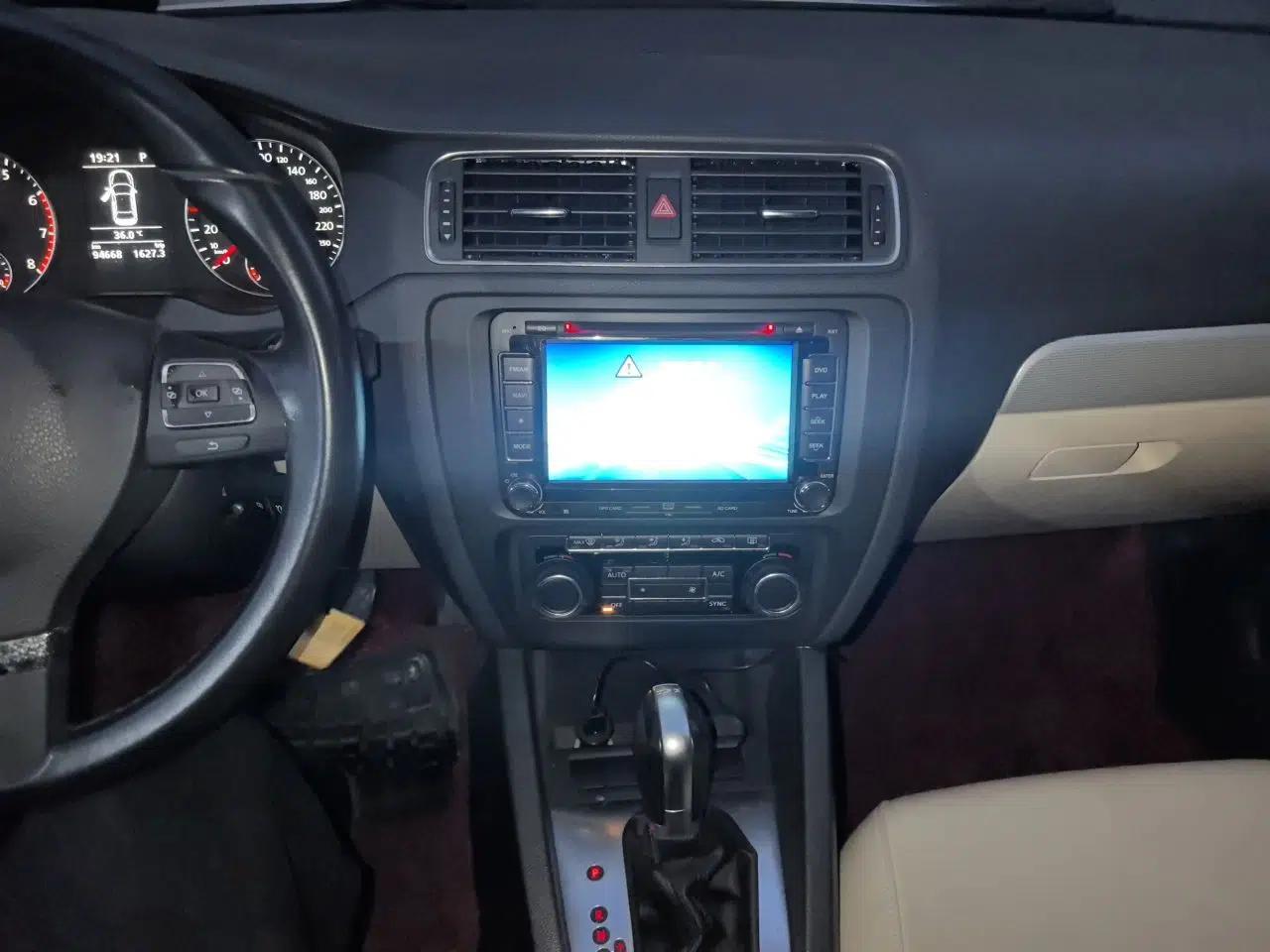 Volkswagen Sagitar 2014 1.4TSI Automatic Luxury Model — миниатюра 13