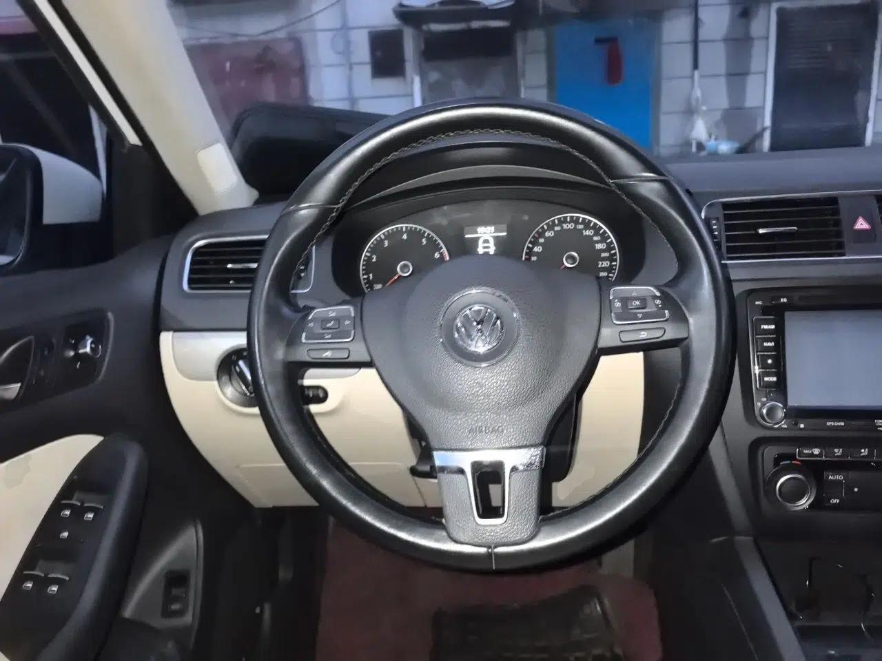Volkswagen Sagitar 2014 1.4TSI Automatic Luxury Model — миниатюра 10