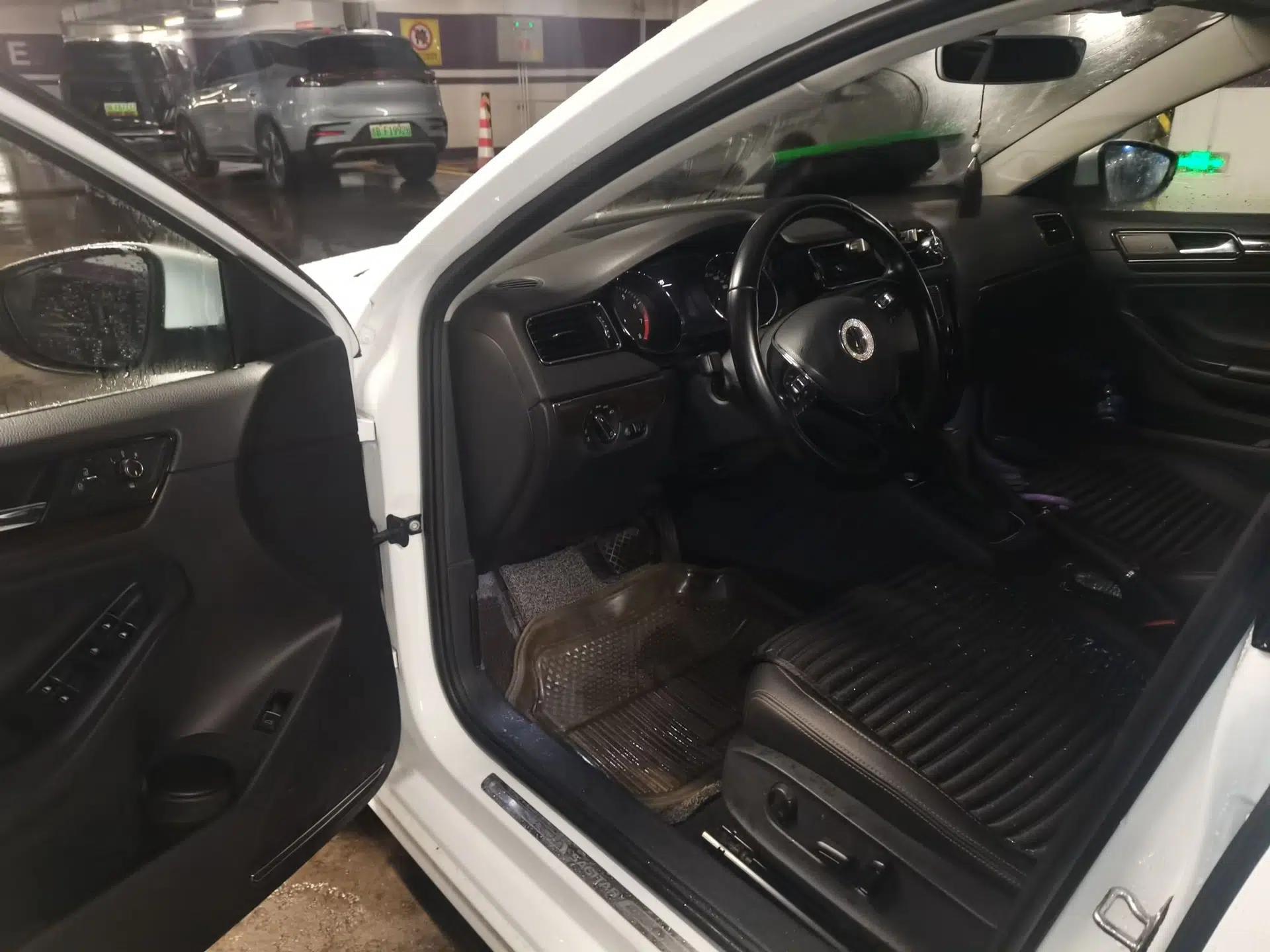 Volkswagen Sagitar 2017 230TSI Automatic Luxury Edition — миниатюра 16