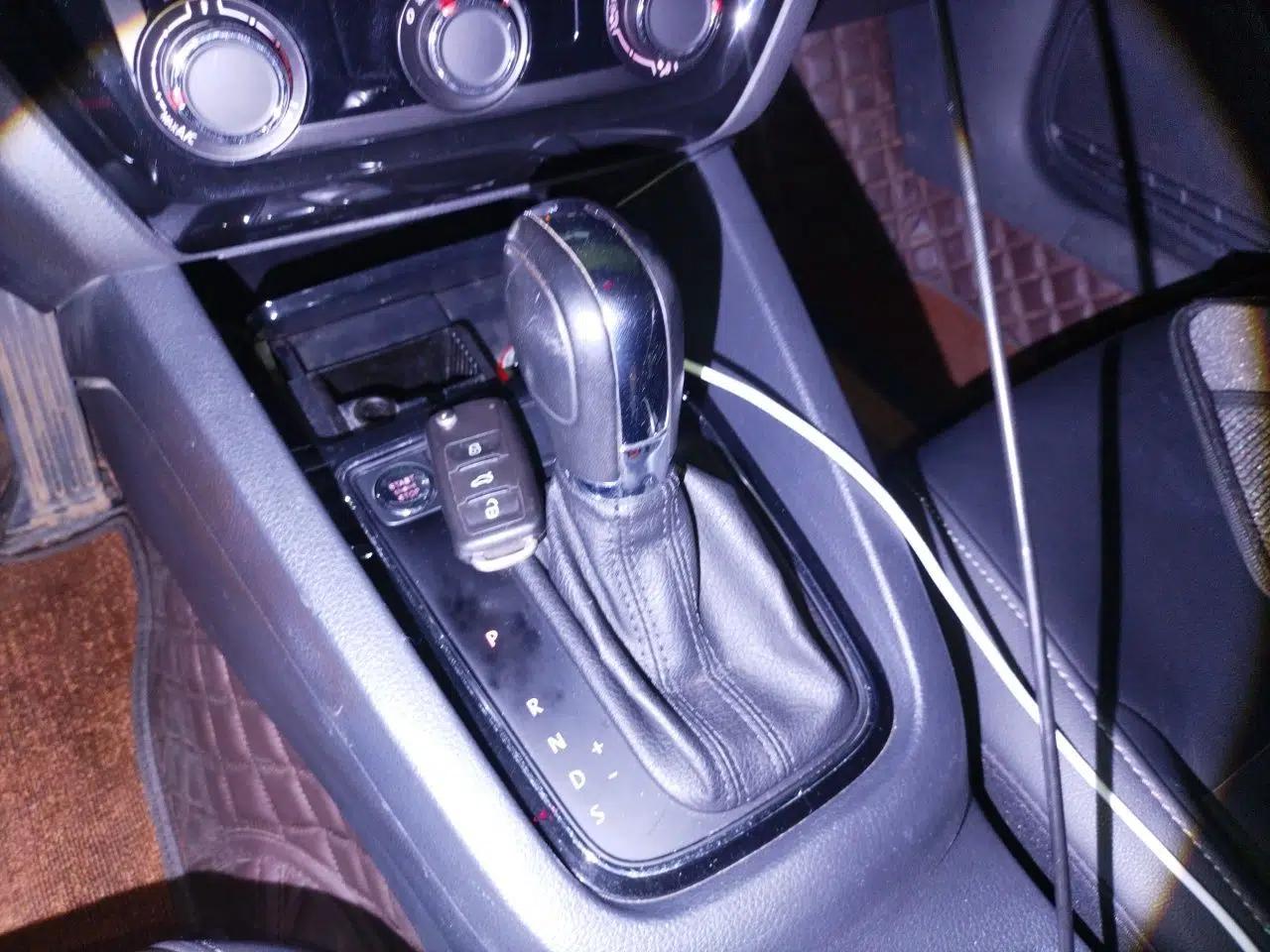 Volkswagen Sagitar 2017 1.6L Automatic Comfort Model — миниатюра 13