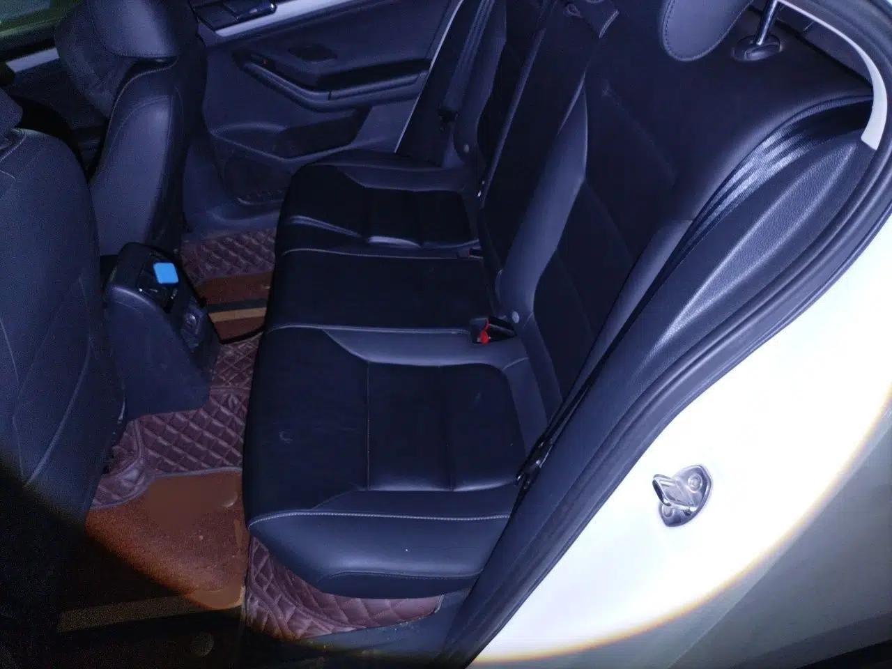Volkswagen Sagitar 2017 1.6L Automatic Comfort Model — миниатюра 20