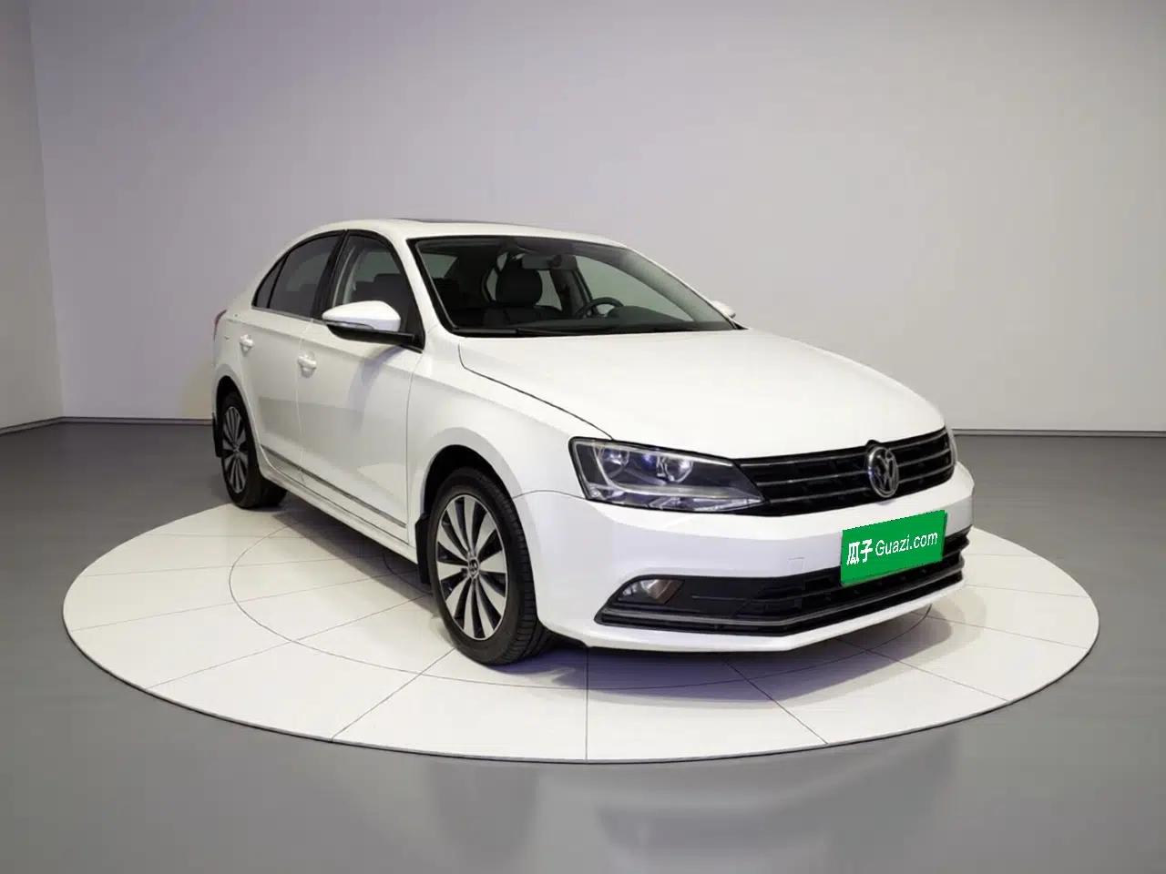 Volkswagen Sagitar 2017 1.6L Automatic Comfort Model — миниатюра 3