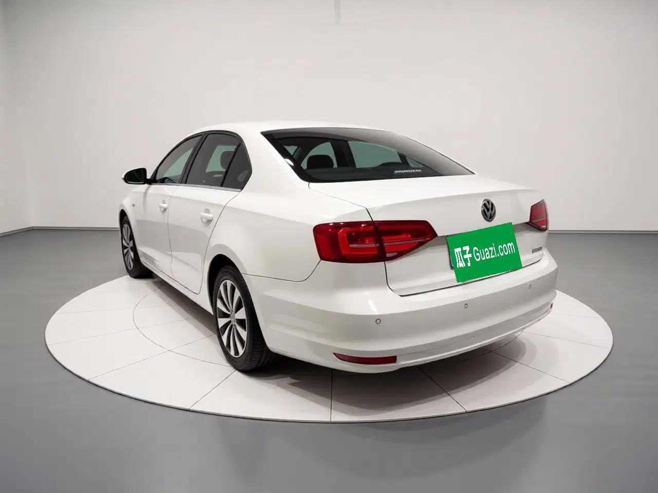Volkswagen Sagitar 2017 1.6L Automatic Comfort Model — миниатюра 4