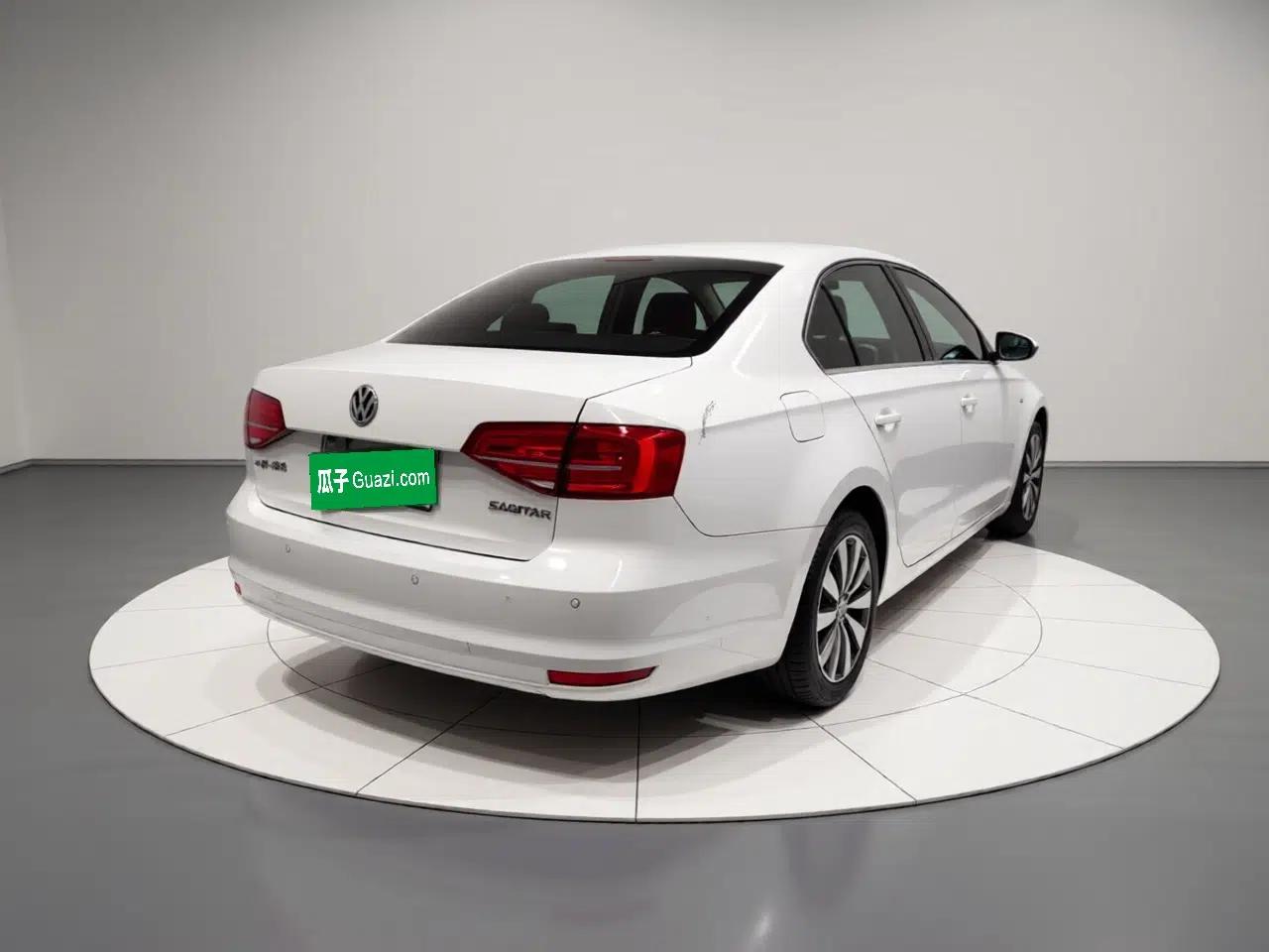 Volkswagen Sagitar 2017 1.6L Automatic Comfort Model — миниатюра 6