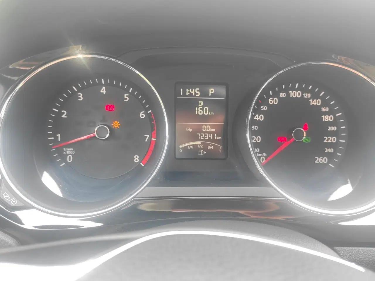 Volkswagen Sagitar 2017 1.6L Automatic Comfort Model — миниатюра 11