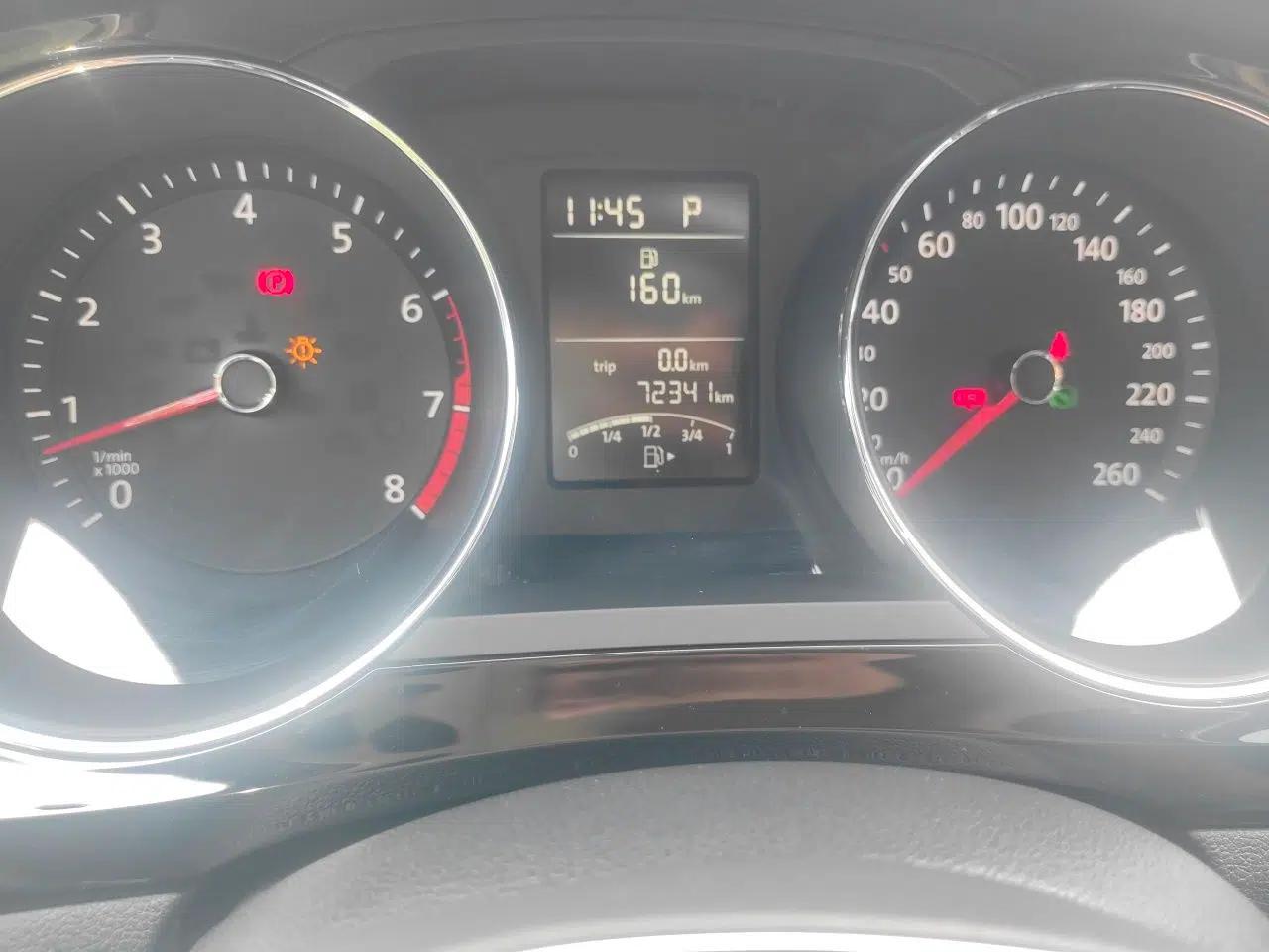 Volkswagen Sagitar 2017 1.6L Automatic Comfort Model — миниатюра 12