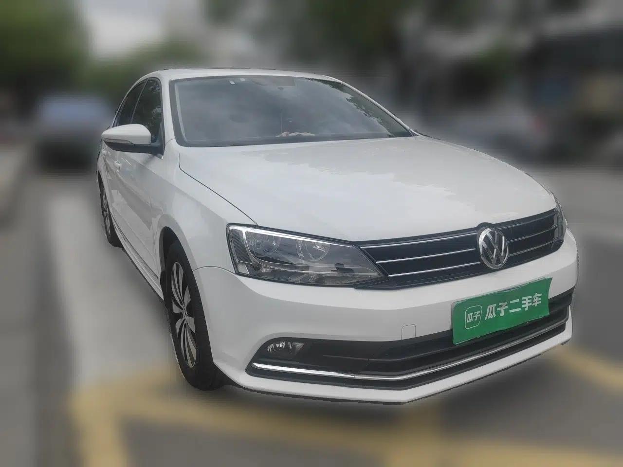Volkswagen Sagitar 2017 1.6L Automatic Comfort Model — миниатюра 3