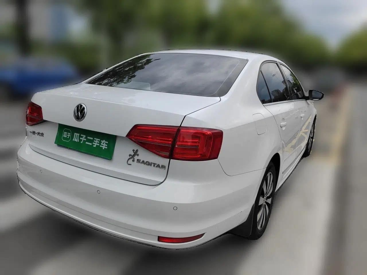 Volkswagen Sagitar 2017 1.6L Automatic Comfort Model — миниатюра 6