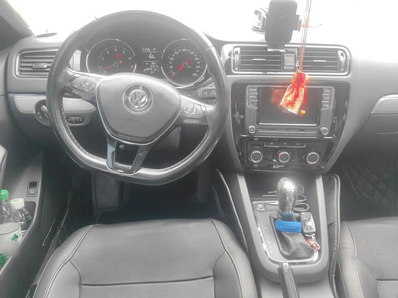 Volkswagen Sagitar 2017 1.6L Automatic Comfort Model — миниатюра 10