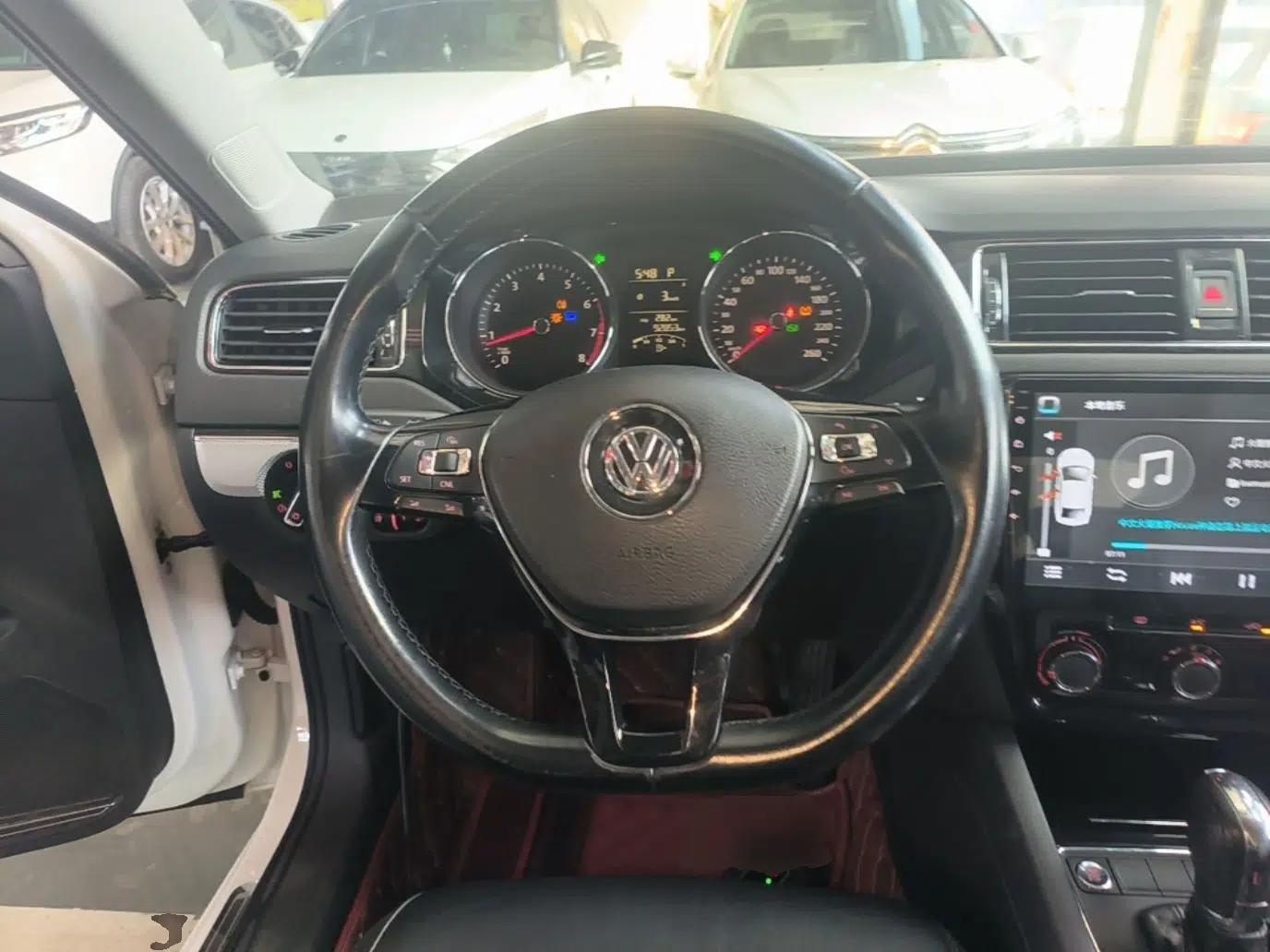 Volkswagen Sagitar 2017 1.6L Automatic Comfort Model — миниатюра 13