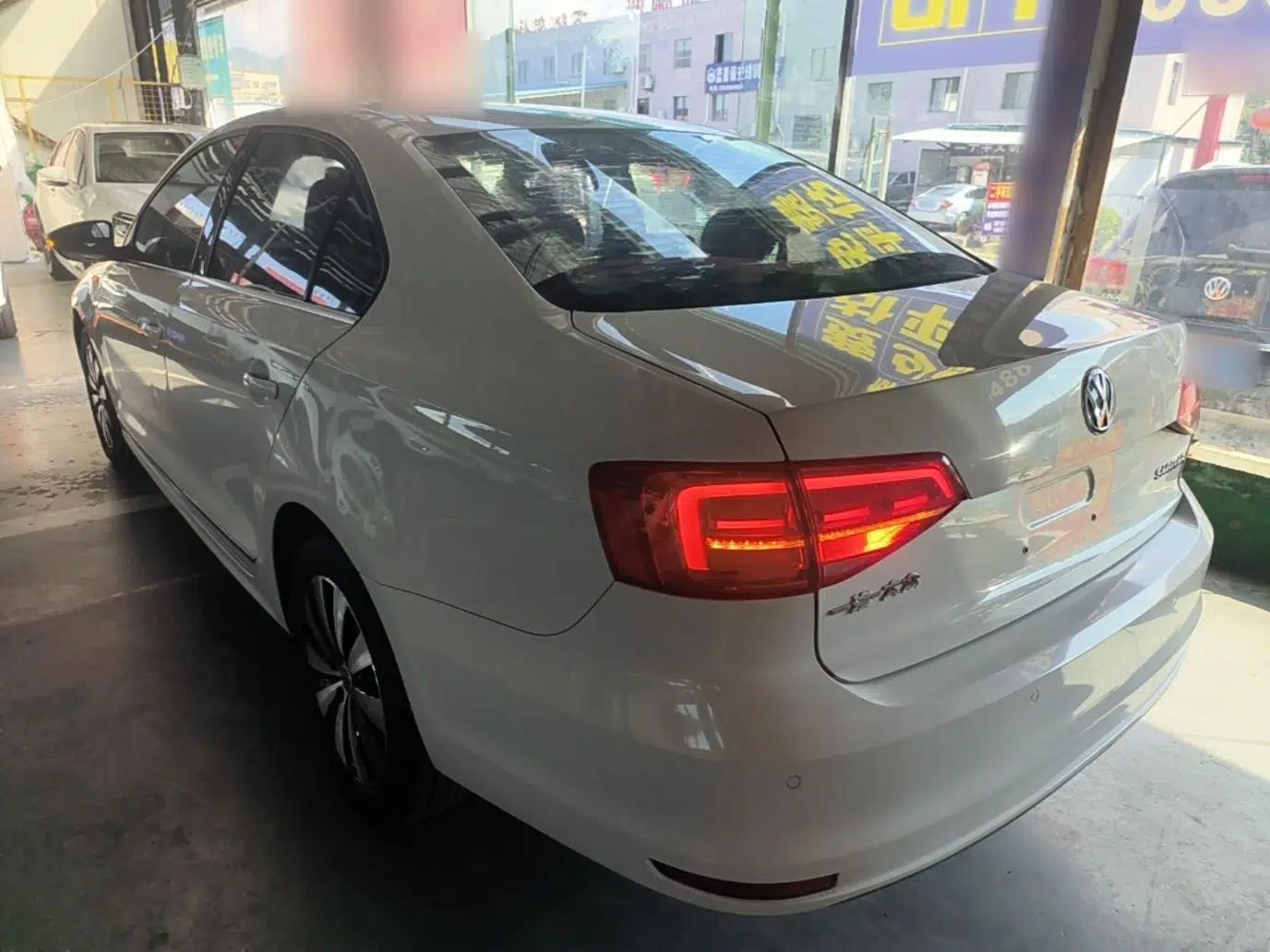 Volkswagen Sagitar 2017 1.6L Automatic Comfort Model — миниатюра 4